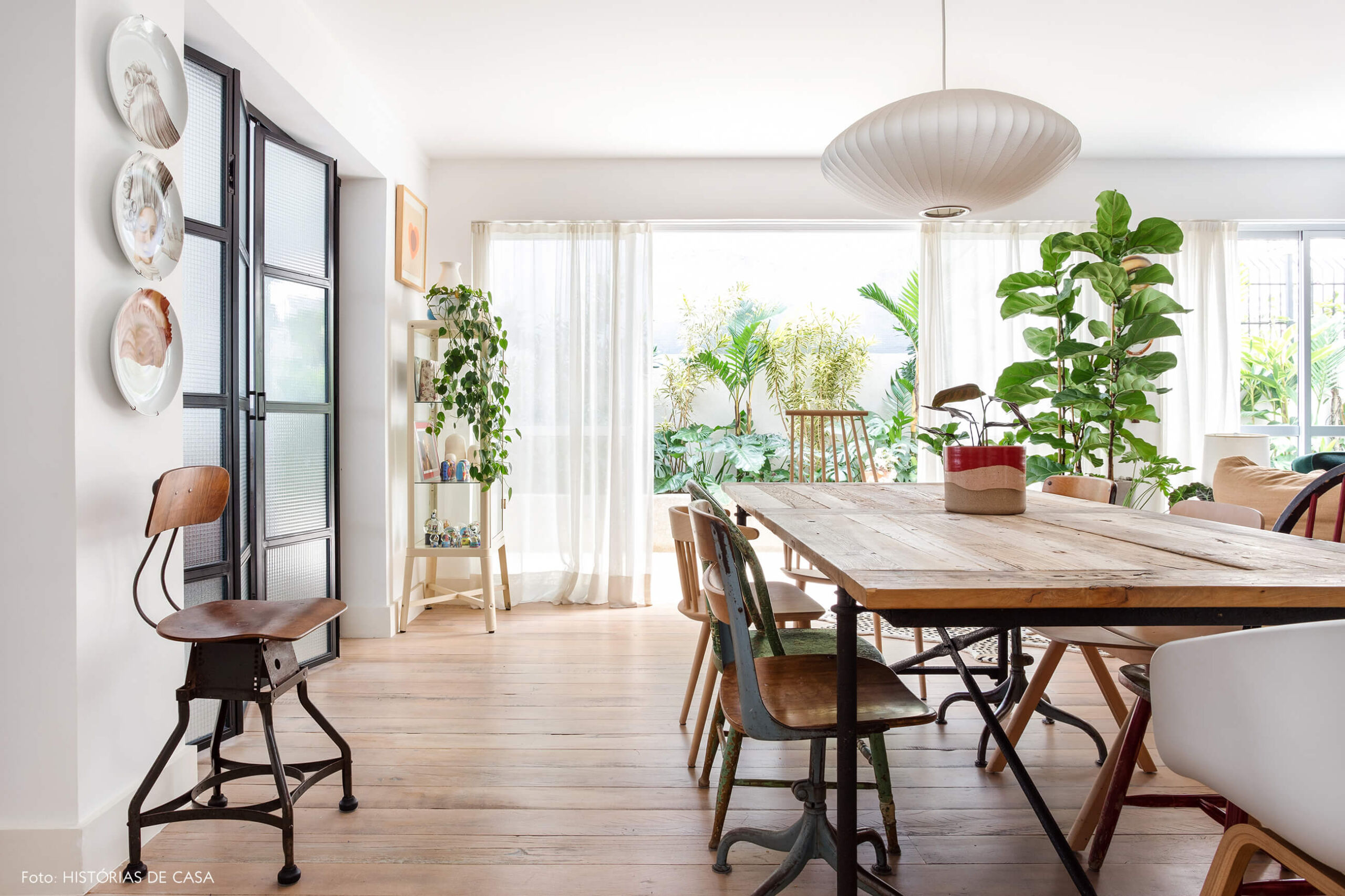 Sala de jantar com mesa de estilo industrial