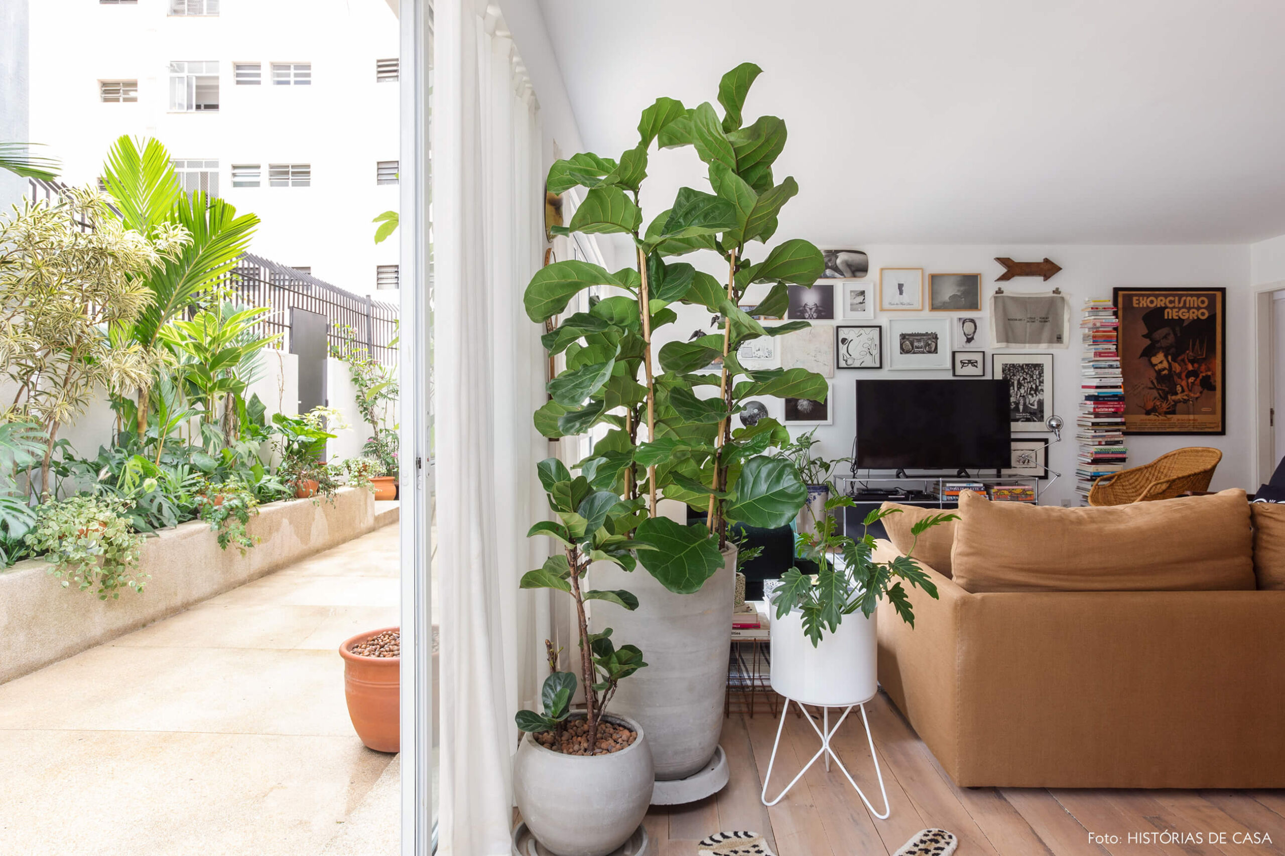 Sala de estar integrada ao jardim em apartamento térreo