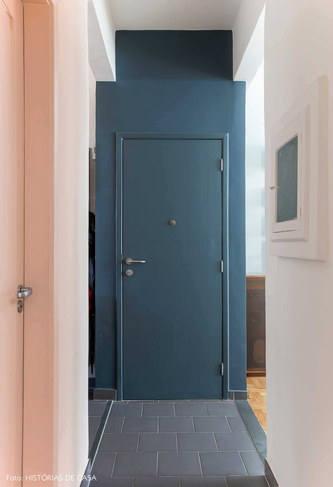 Porta de entrada pintada de cinza azulado