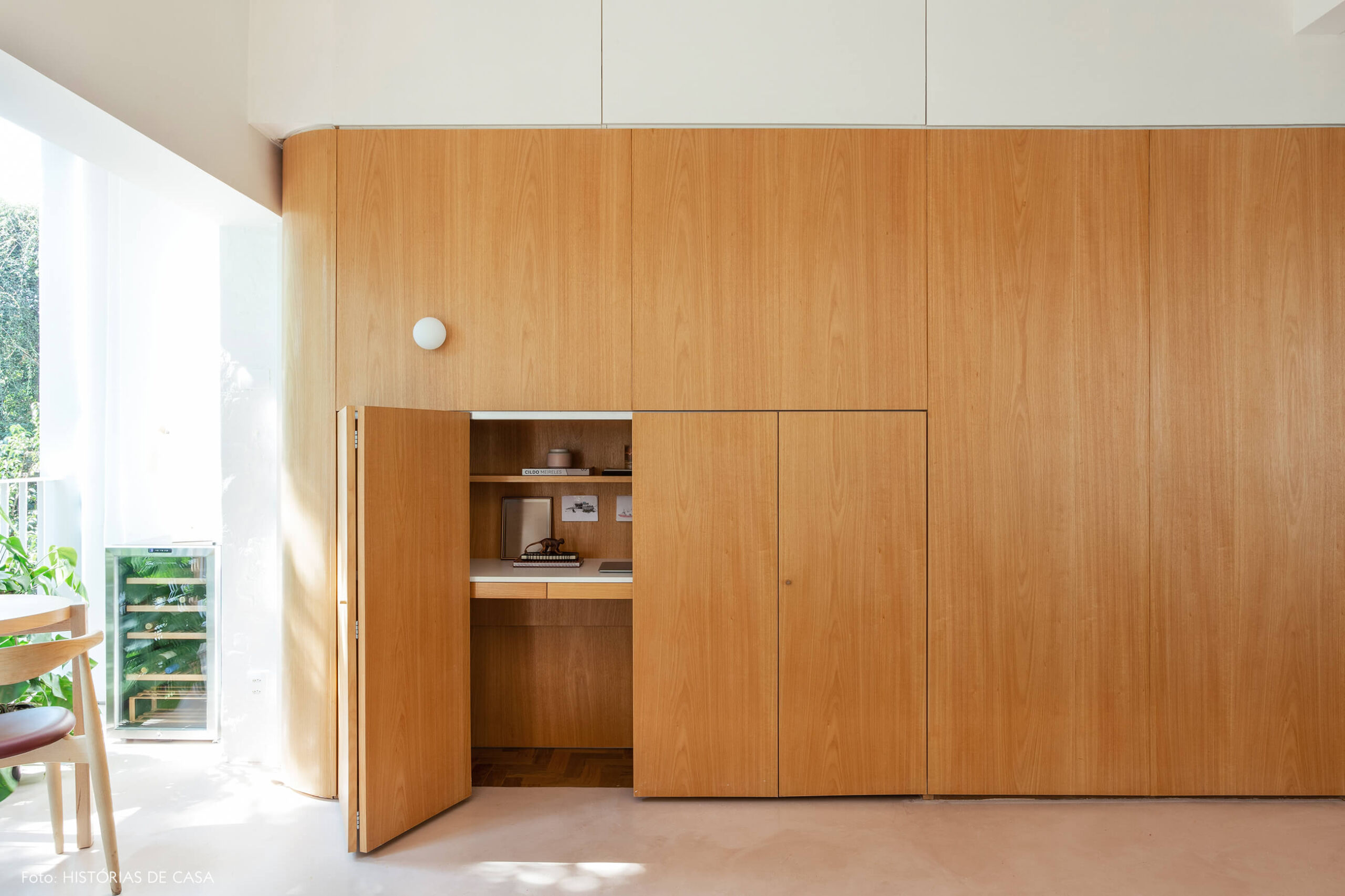 Painel de marcenaria com escritório camuflado