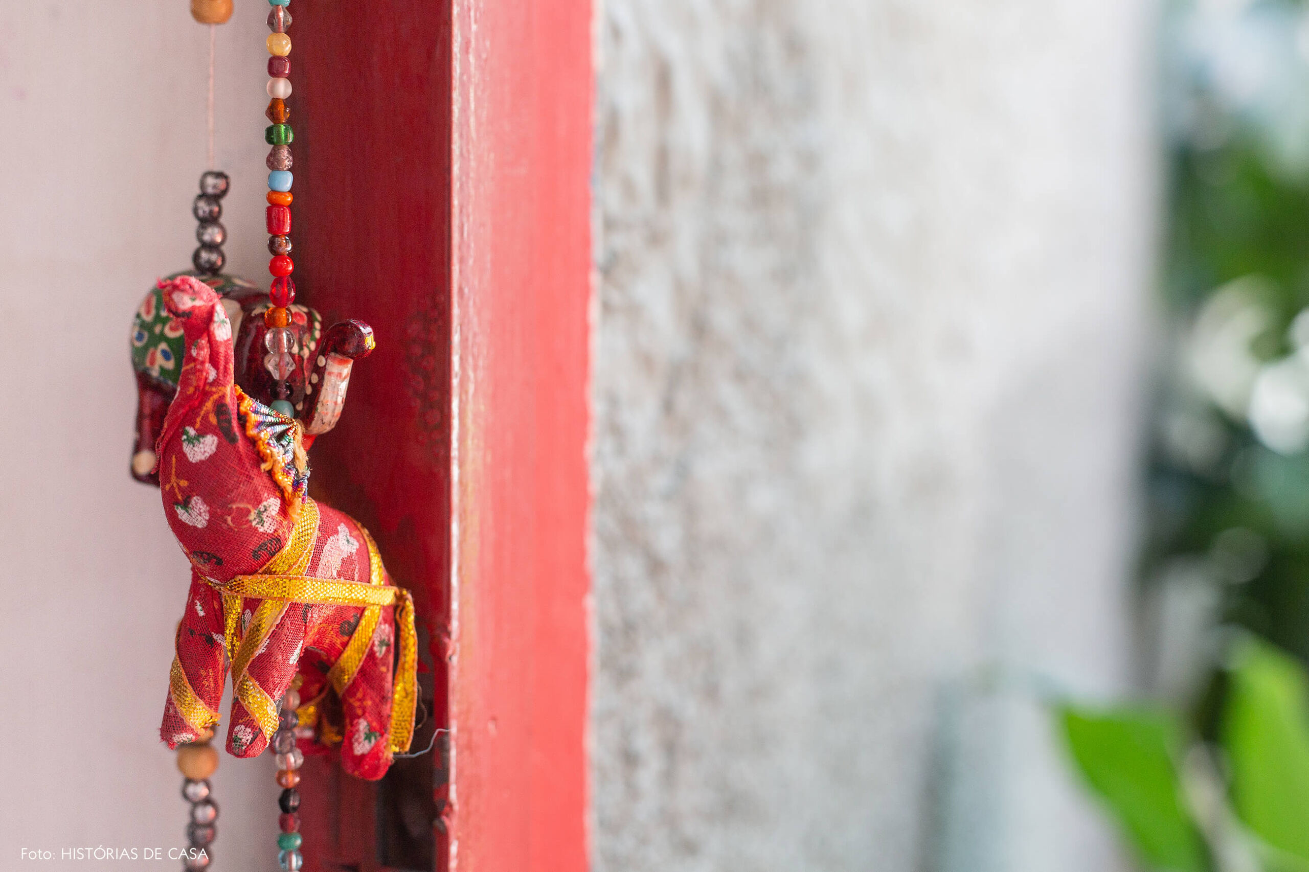 Cozinha de casa antiga com esquadrias vermelhas