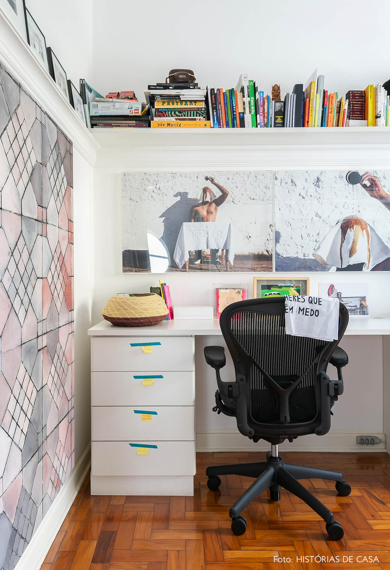 Home office com obras de arte