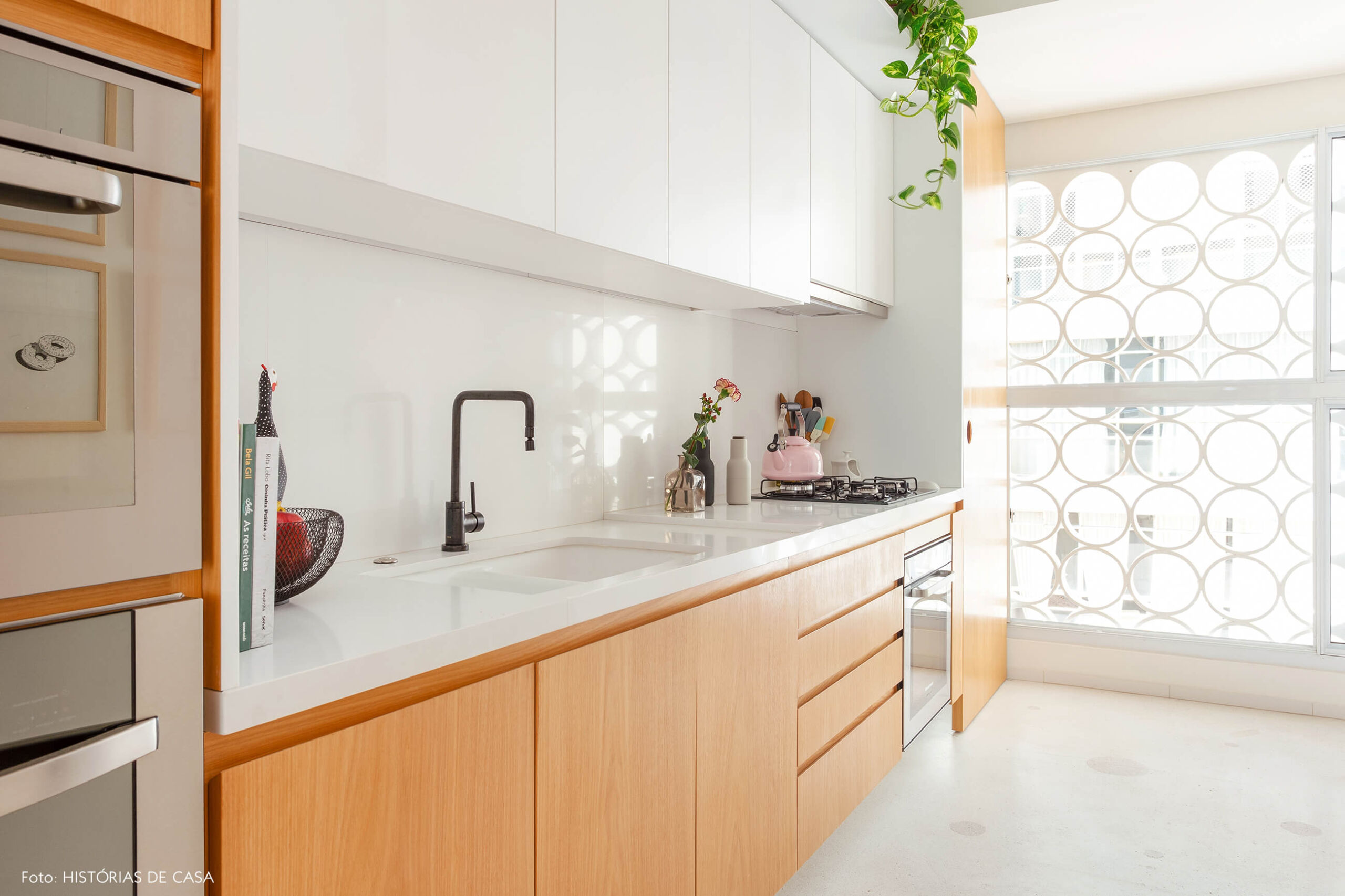 Cozinha com marcenaria sob medida em dois tons