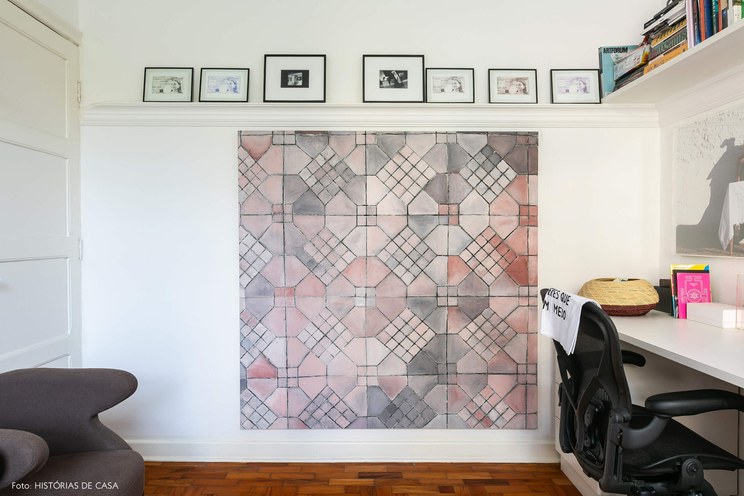 Home office com obras de arte