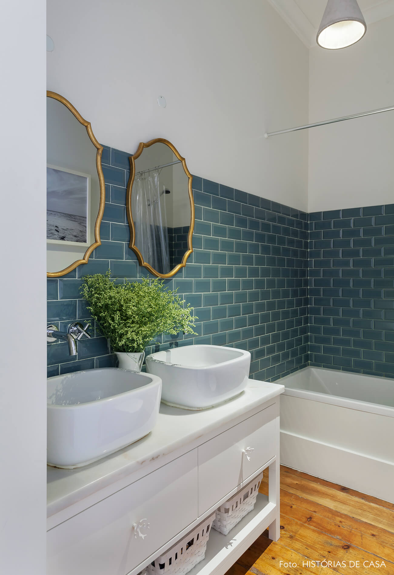 Banheiro com azulejos de metrô verdes
