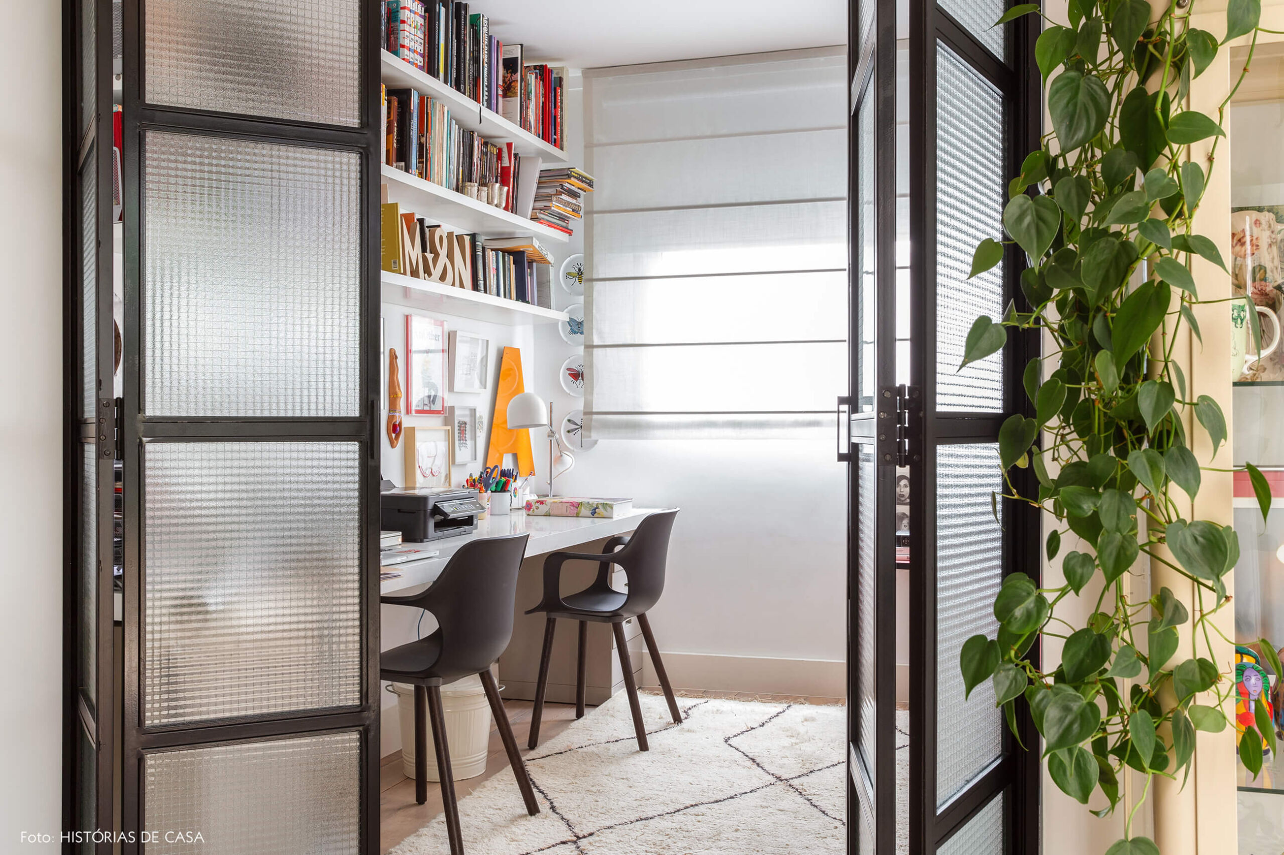 Home office com portas de serralheria