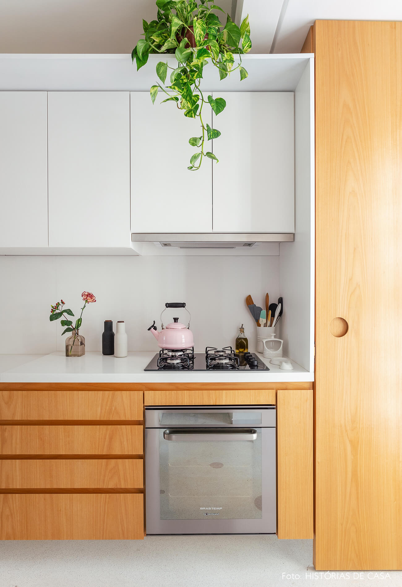 Cozinha com marcenaria sob medida em dois tons e bancada branca