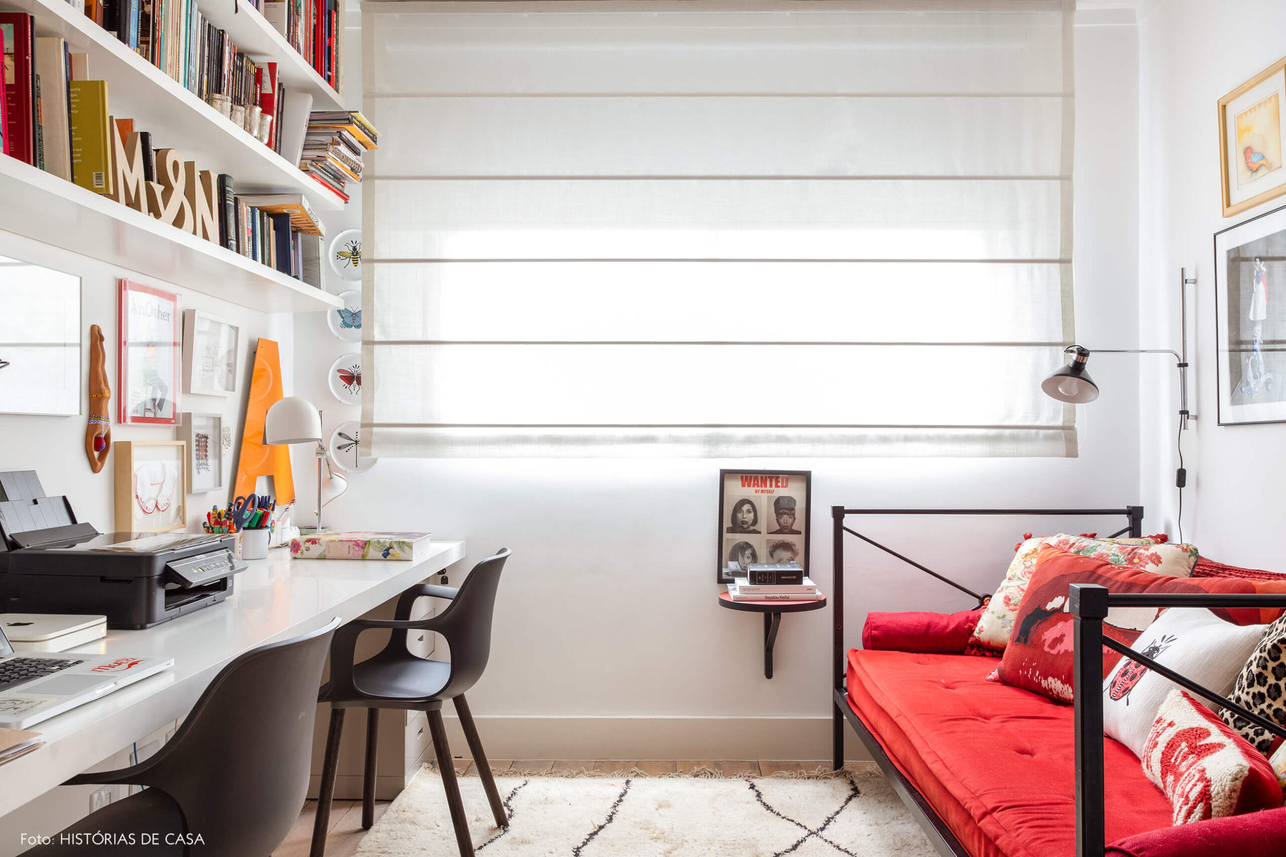 Home office com sofá de ferro e almofadas coloridas