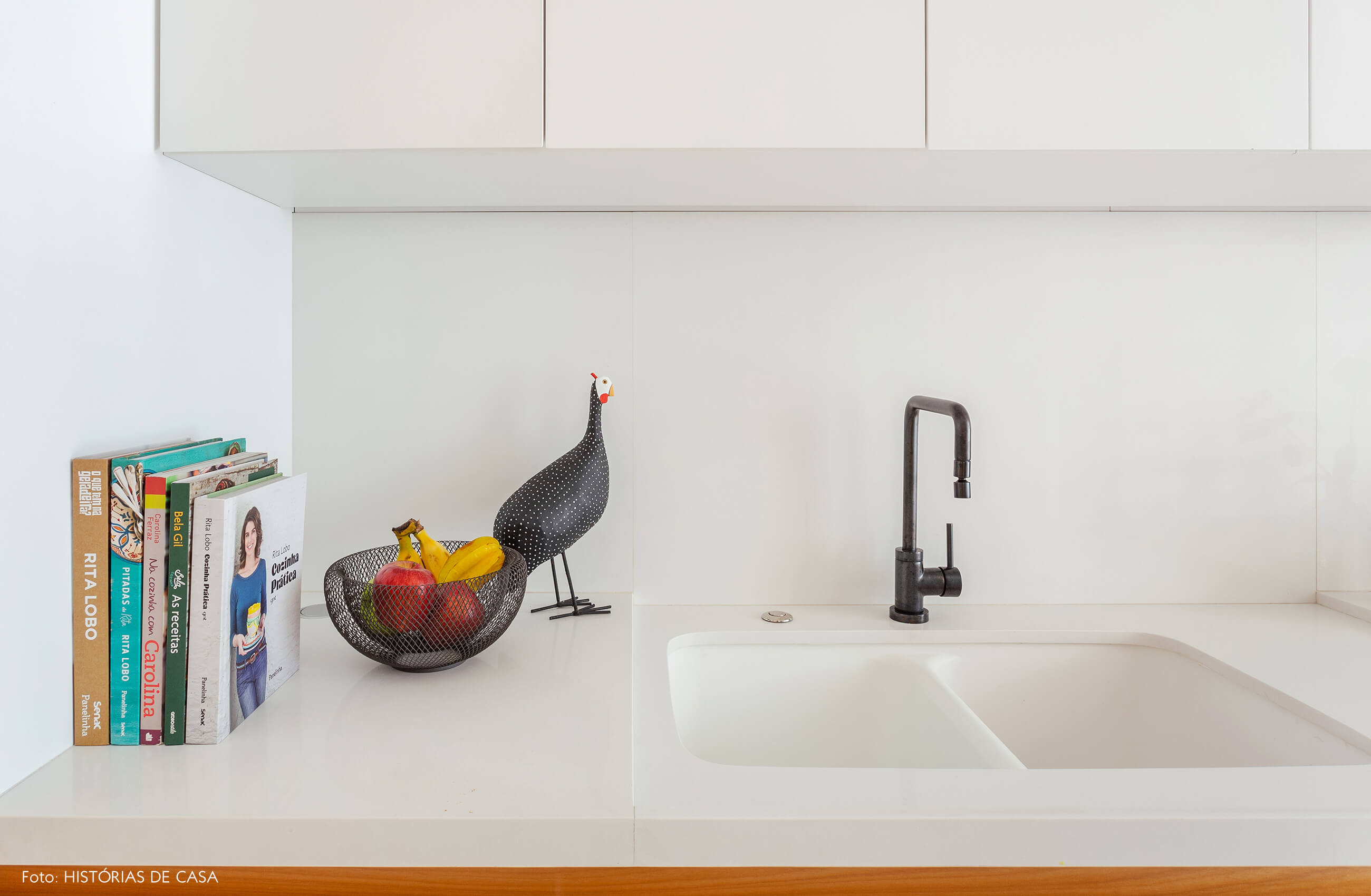 Cozinha com marcenaria sob medida em dois tons e bancada branca