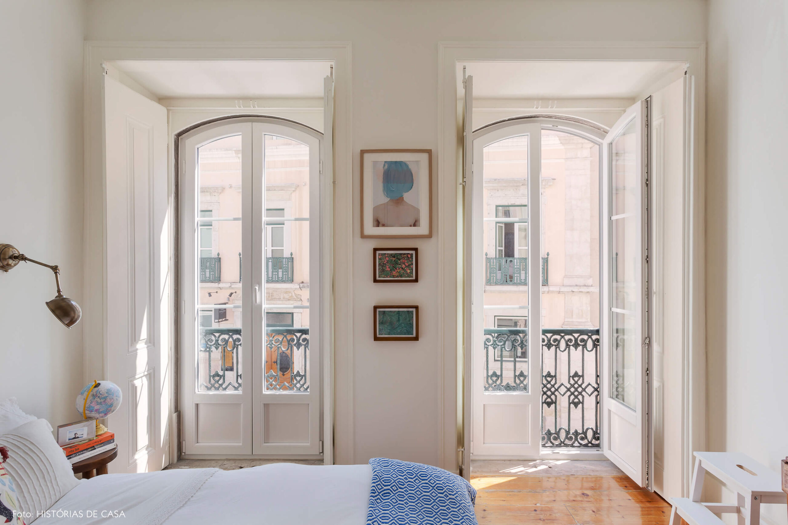 Quarto de casal com portas balcão na fachada