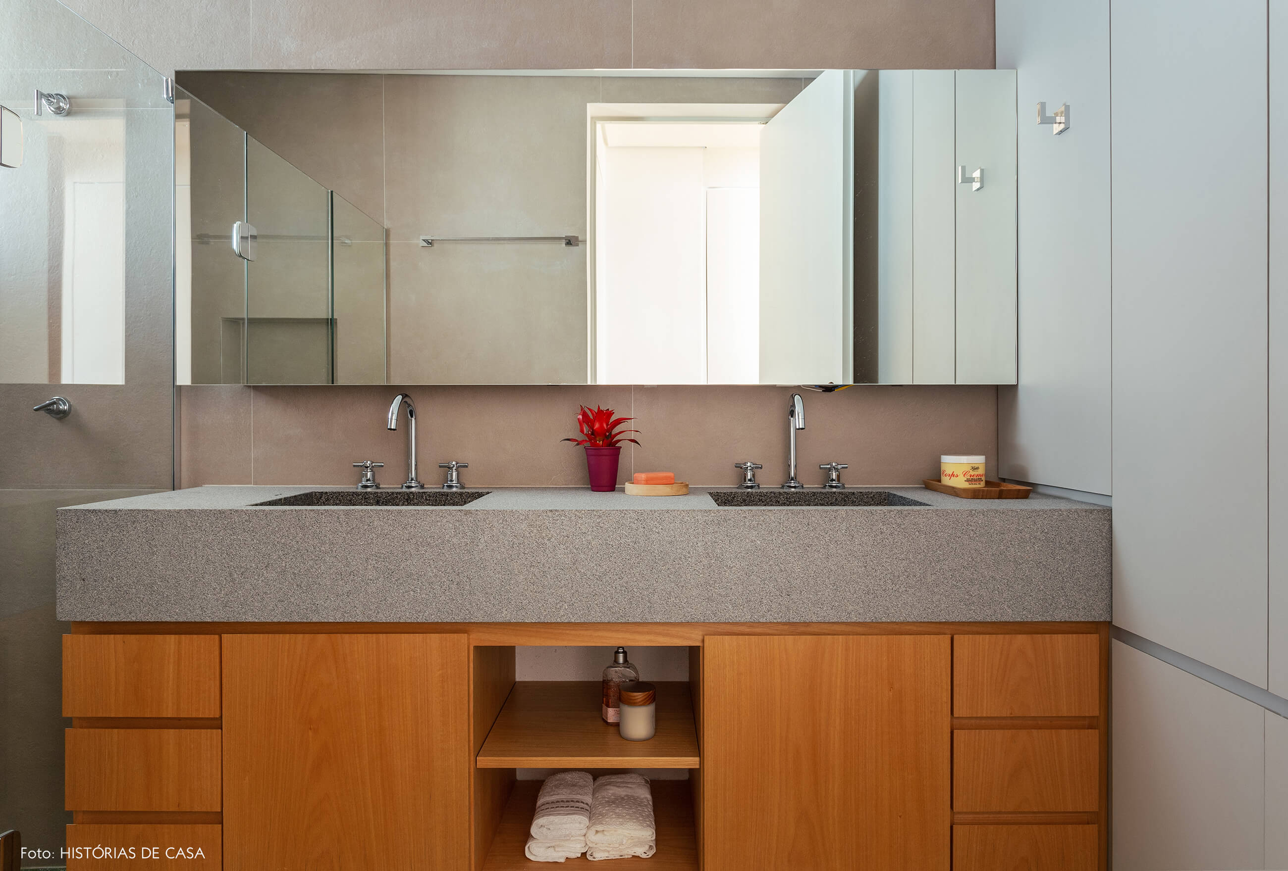 Banheiro com porcelanato na parede e bancada de granito rústico