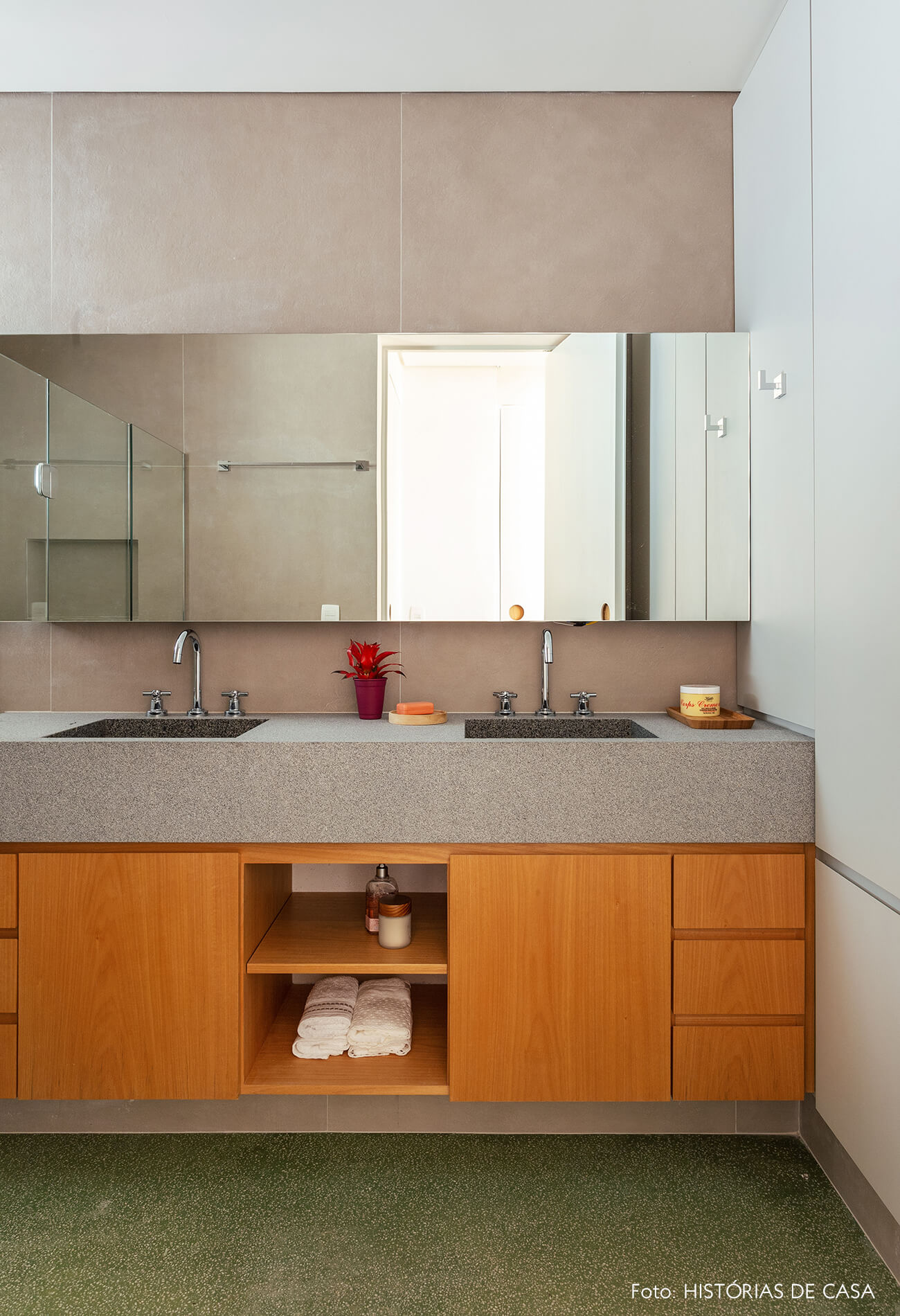 Banheiro com gabinete de marcenaria e piso de granilite verde