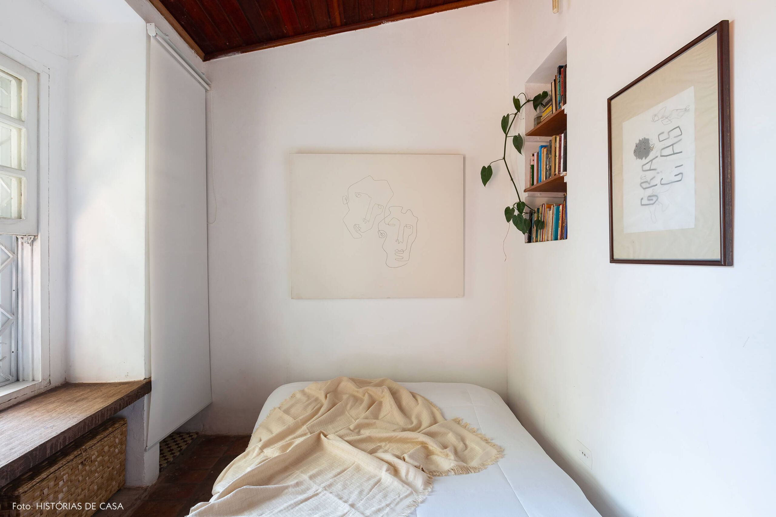 Quarto de casal com paredes brancas