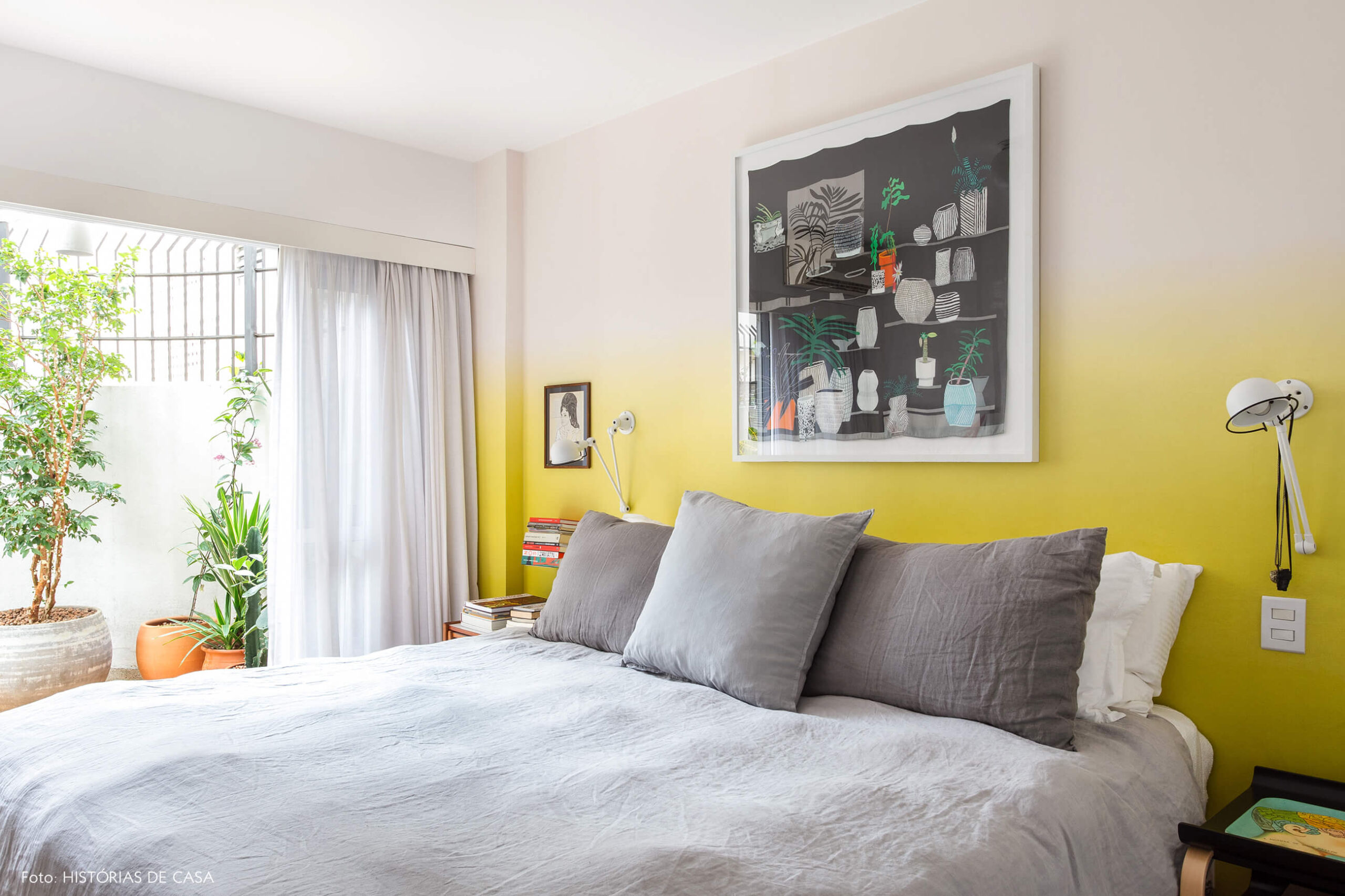 Quarto de casal com papel de parede em degradê