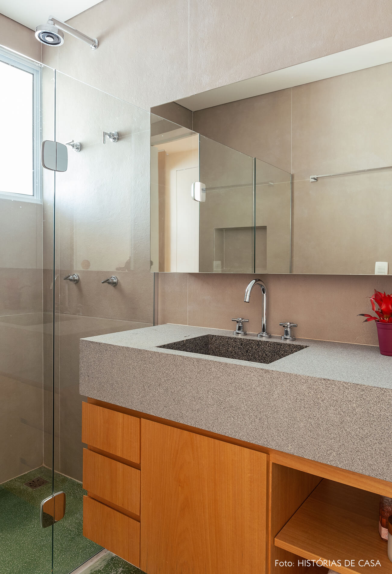 Banheiro com porcelanato na parede e bancada de granito rústico