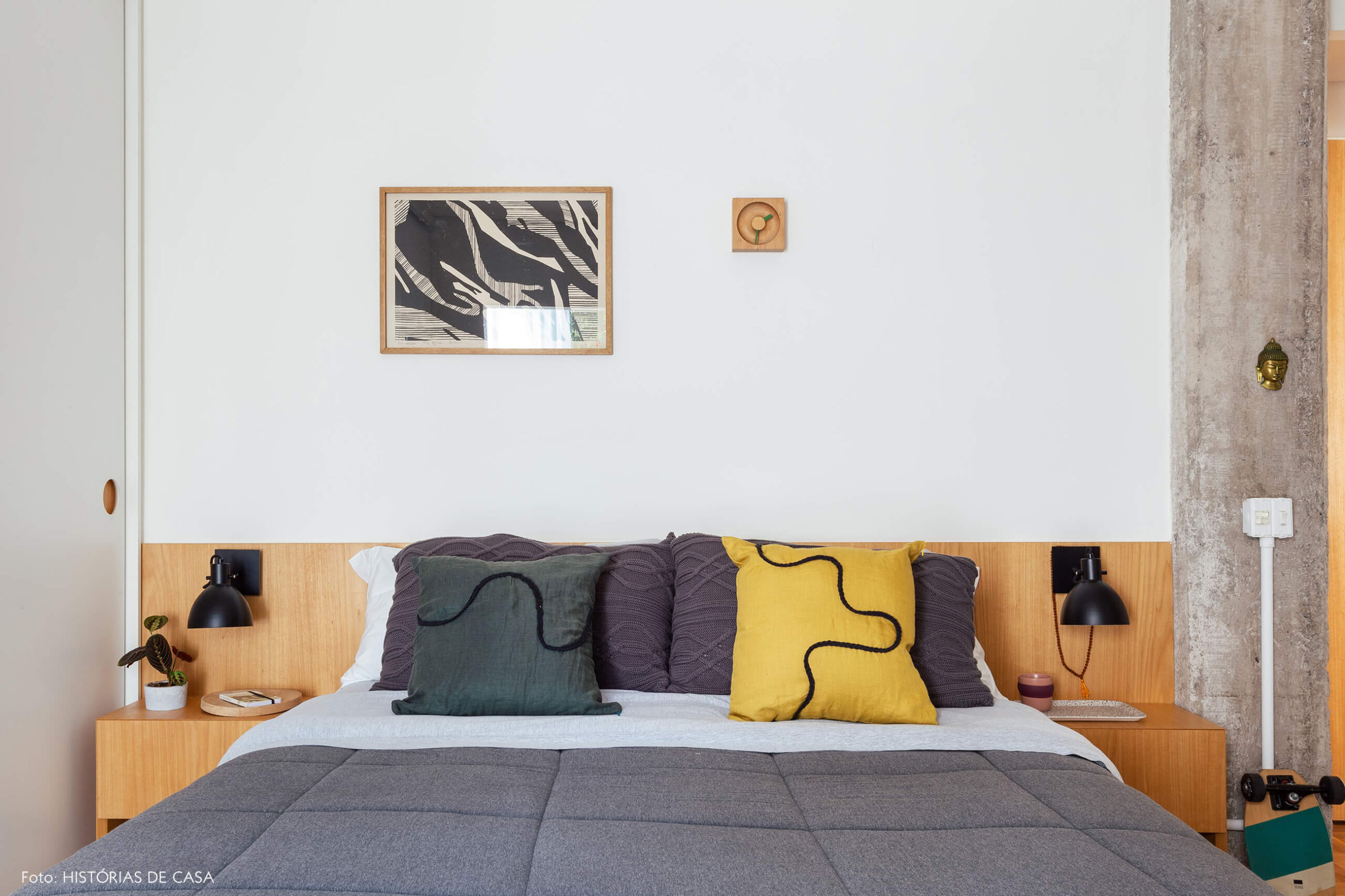 Quarto com cabeceira de marcenaria e tons sóbrios