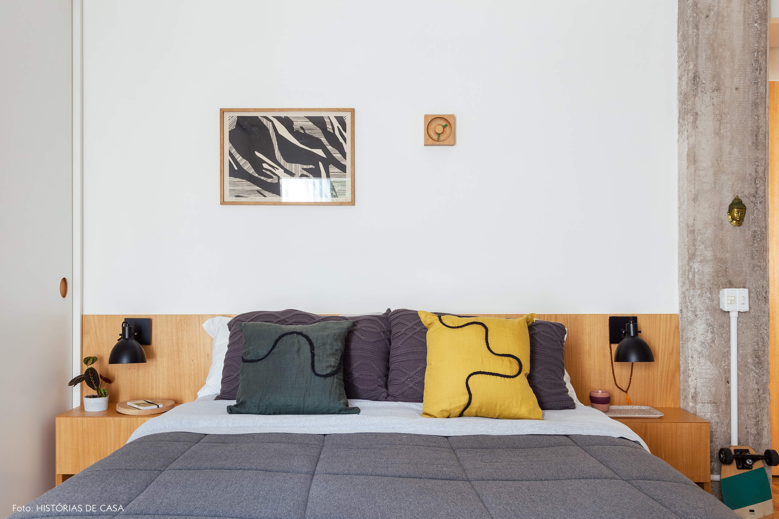 Quarto com cabeceira de marcenaria e tons sóbrios