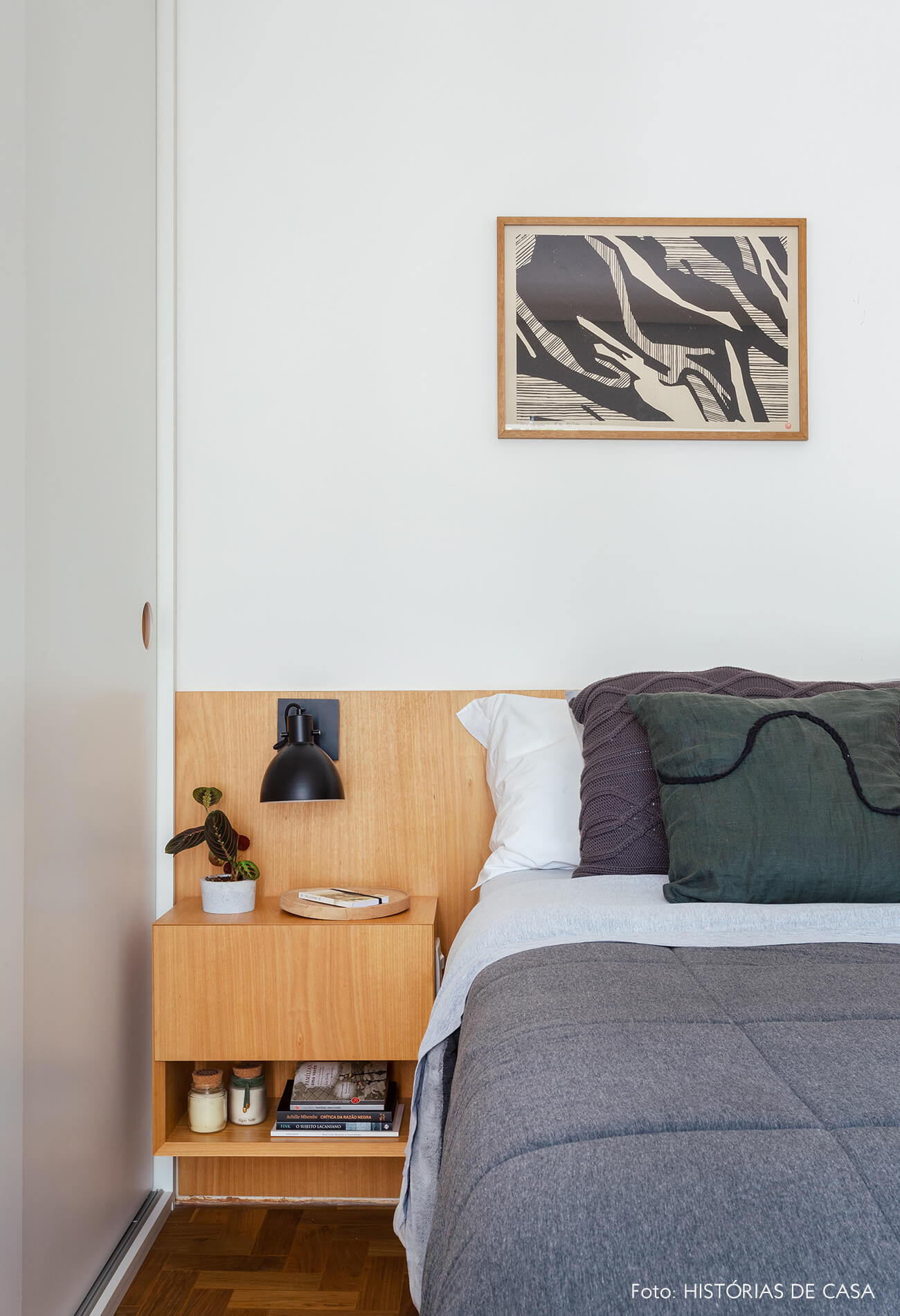 Quarto com cabeceira de marcenaria com criado-mudo embutido