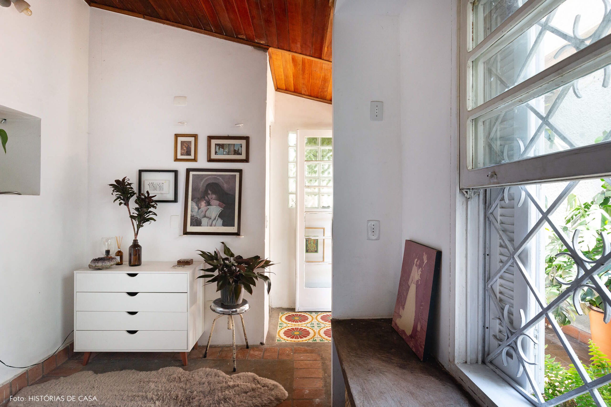 Quarto na edícula com forro de madeira