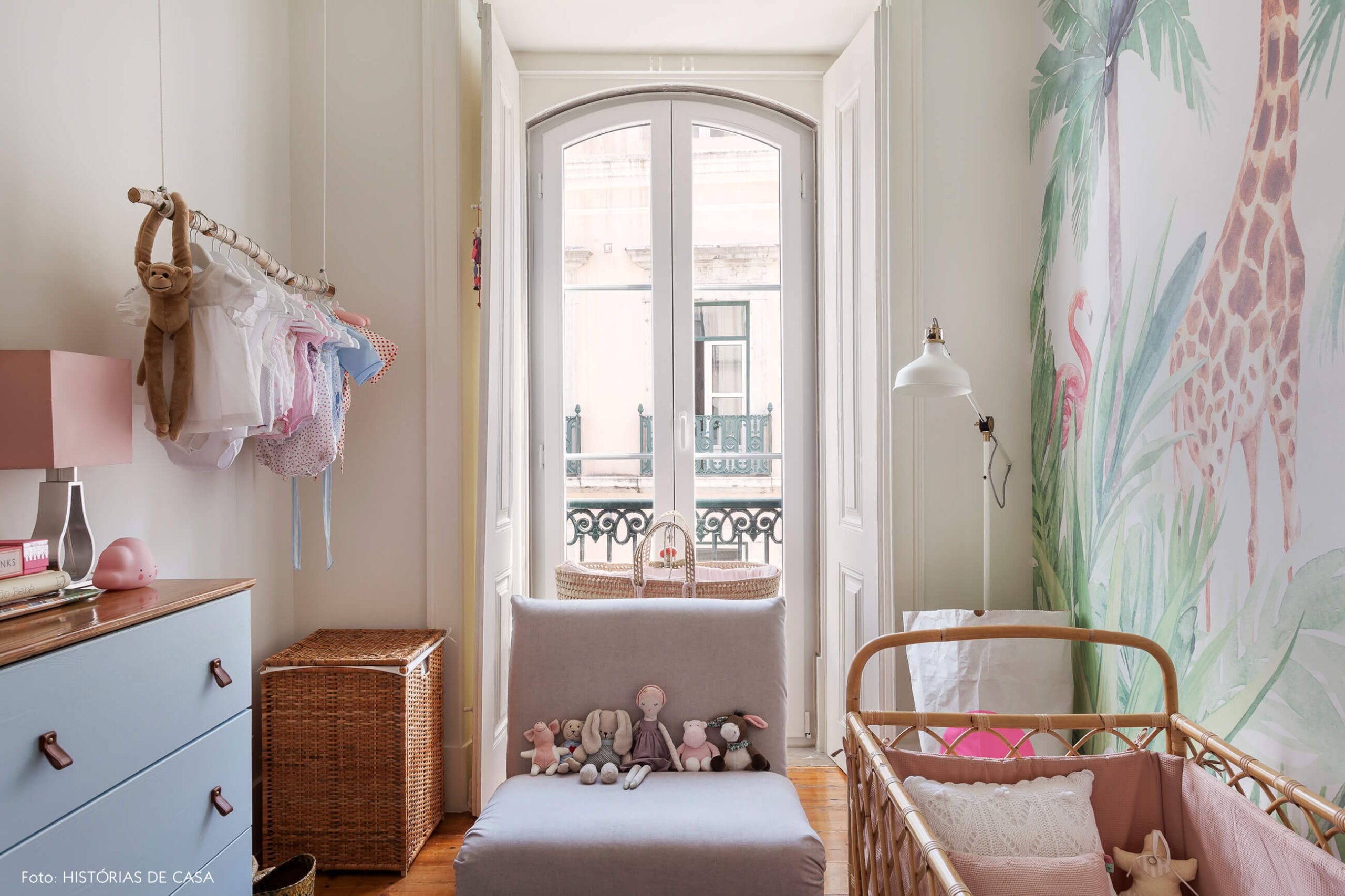 Quarto de bebê com papel de parede de floresta