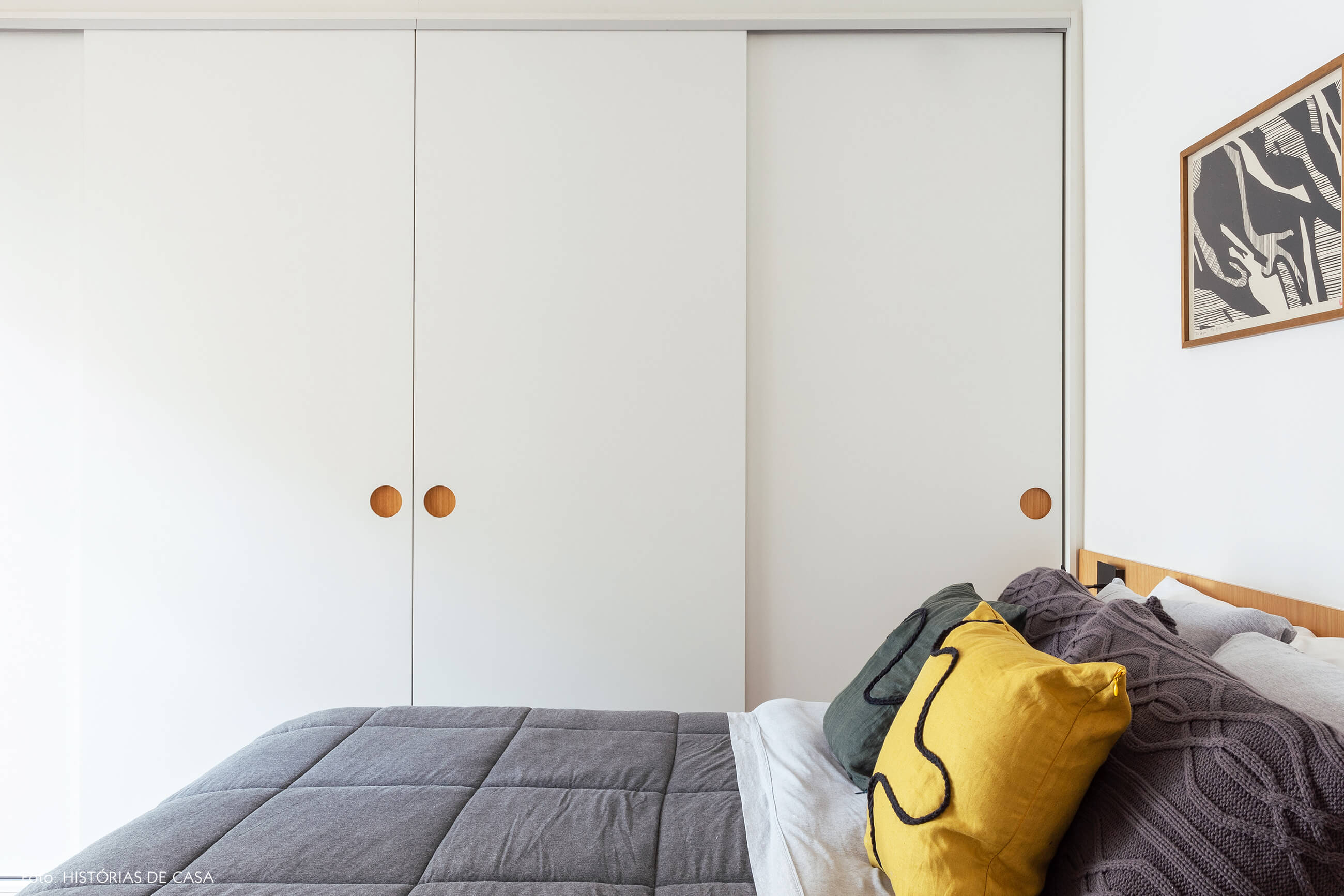 Quarto de casal com muitos armários