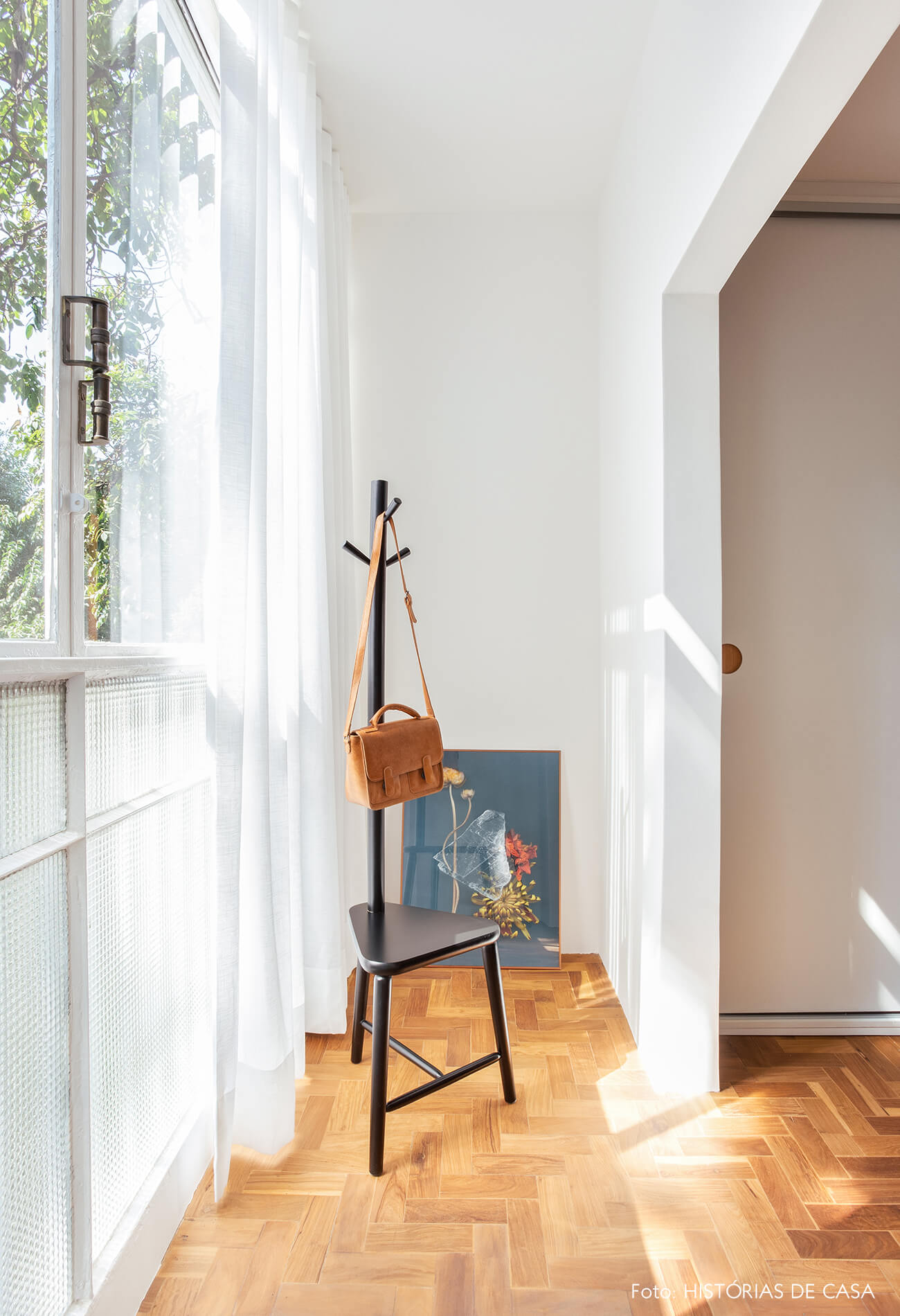 Janelas antigas e piso de tacos em quarto