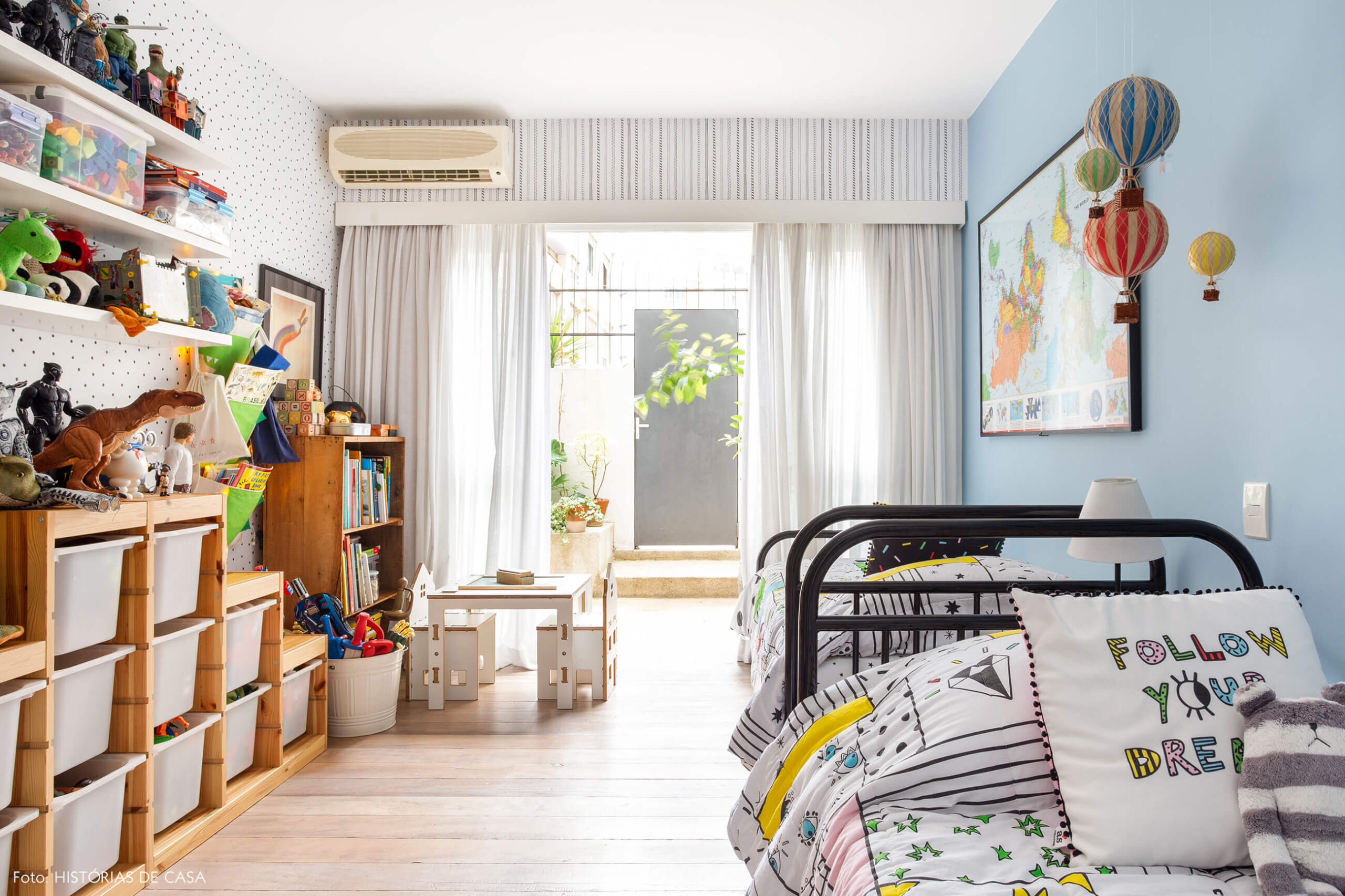 Quarto infantil de gêmeos com parede azul