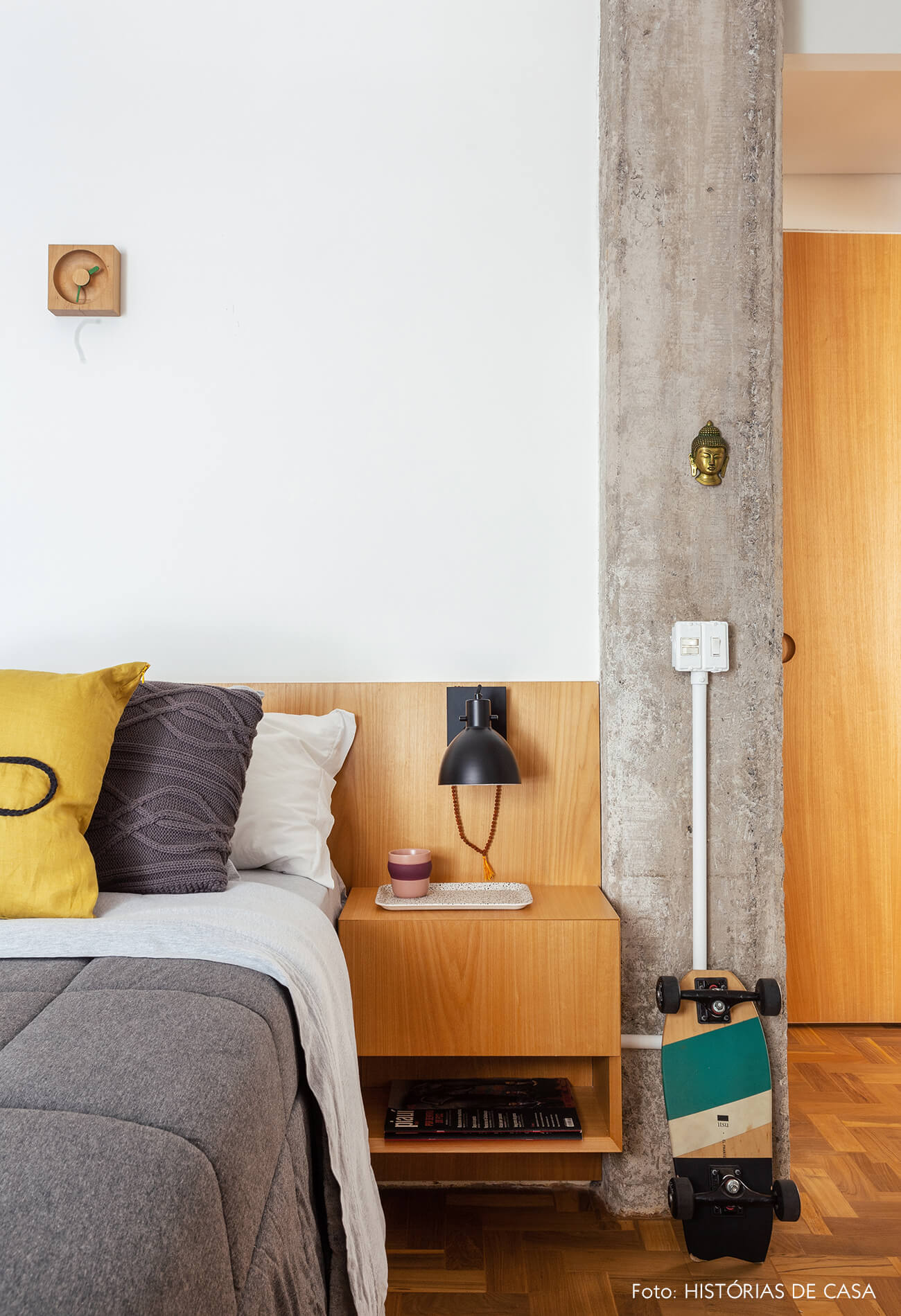 Quarto com cabeceira de marcenaria com criado-mudo embutido