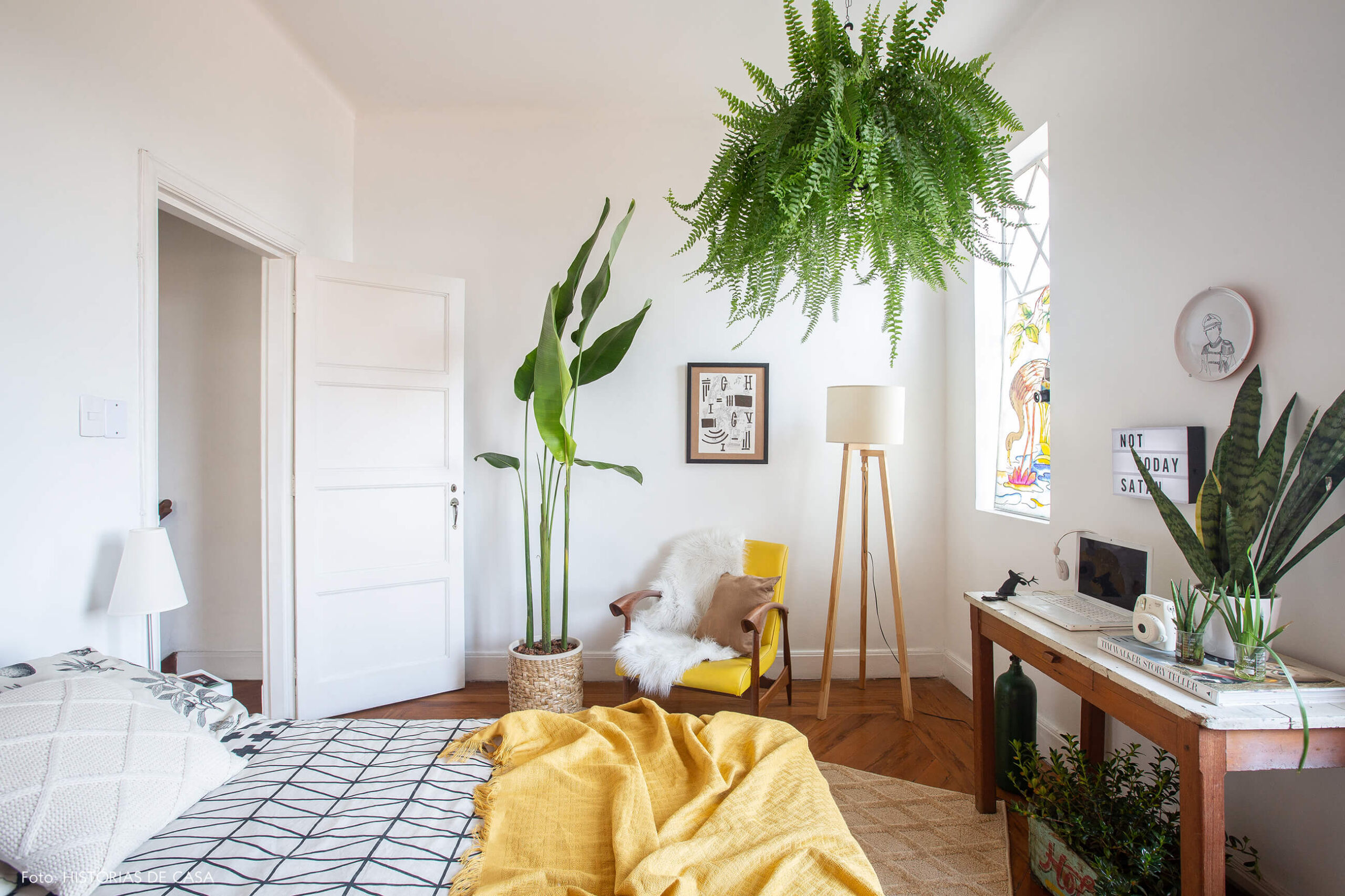 Quarto de casal com samambaia e muitas plantas