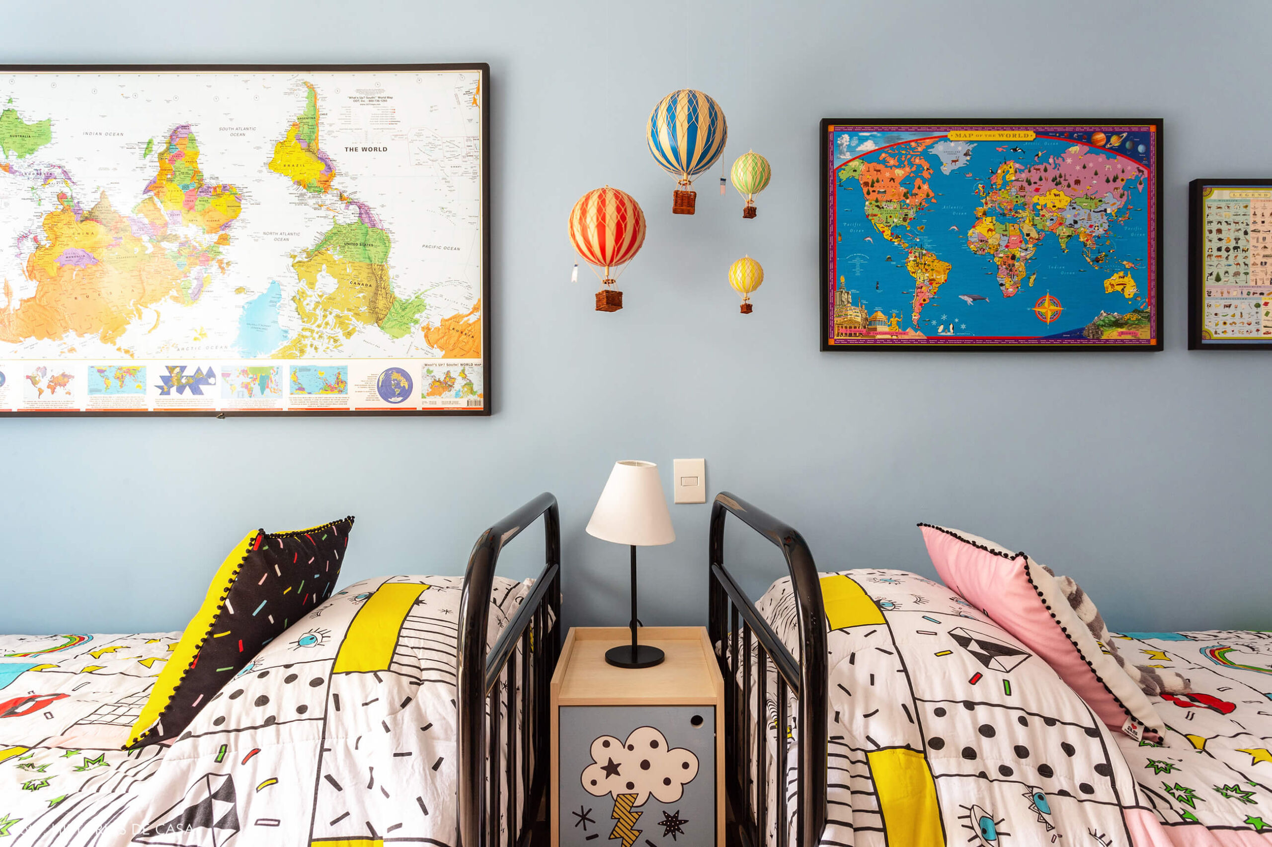 Quarto infantil de gêmeos com parede azul