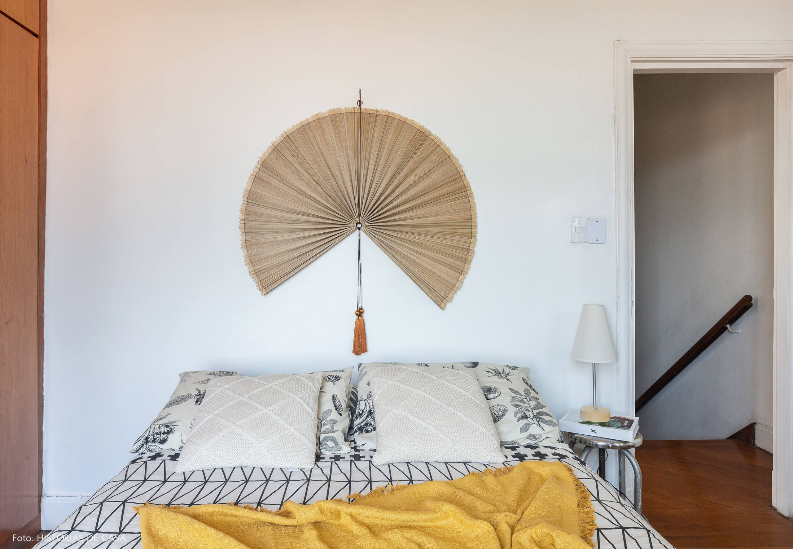 Quarto com estilo étnico e leque na parede