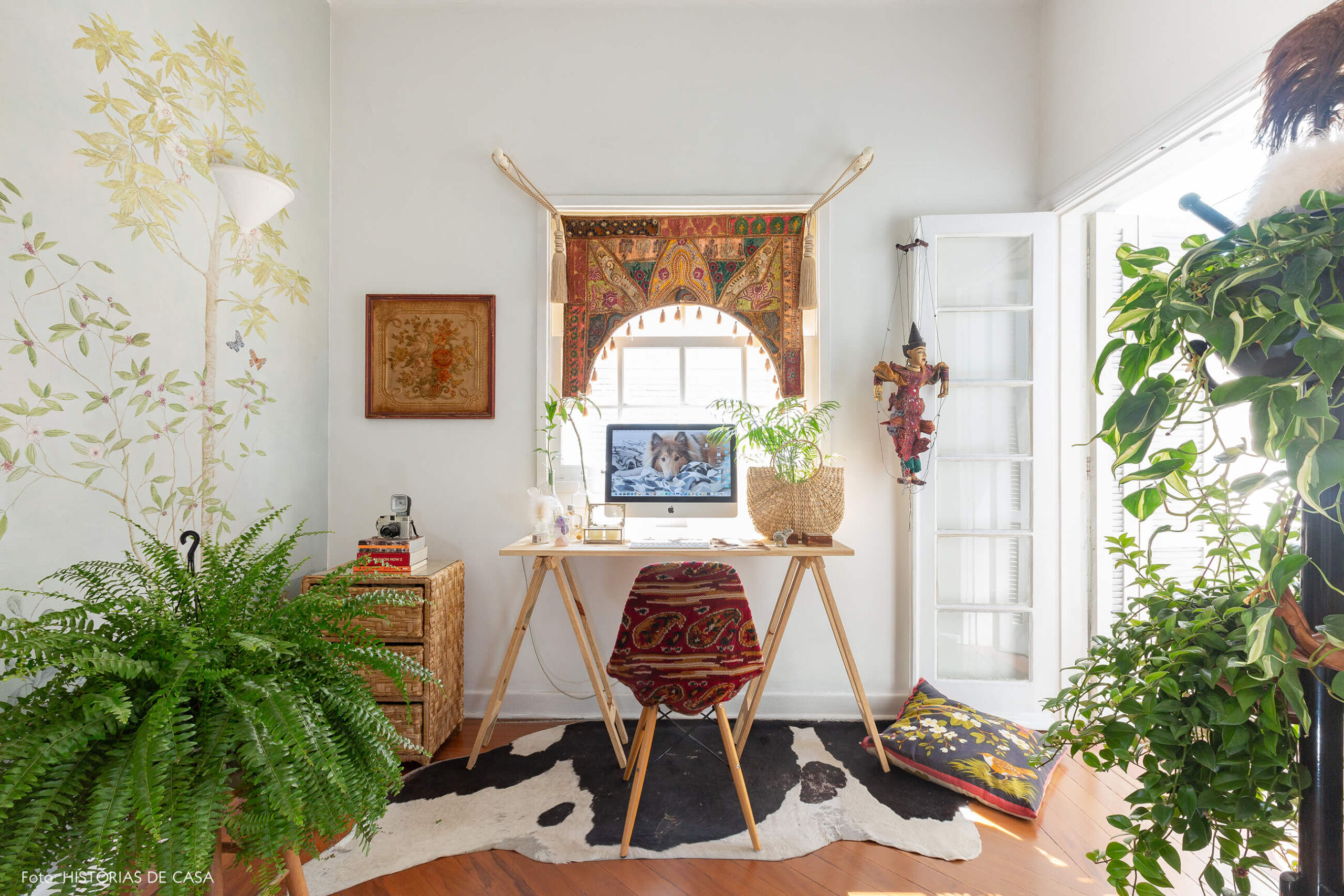 Home office com clima étnico no quarto