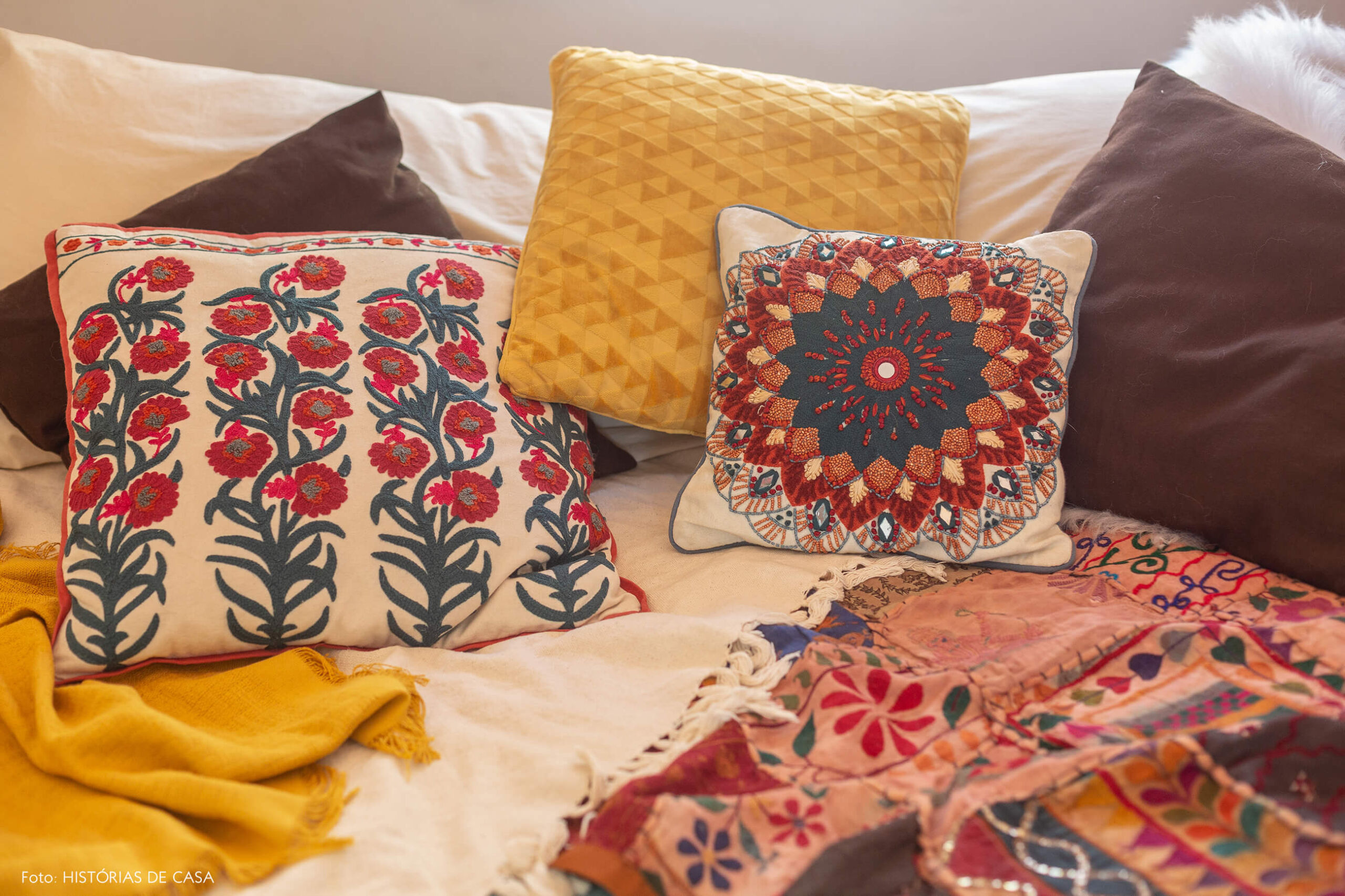 Almofadas coloridas de estilo étnico
