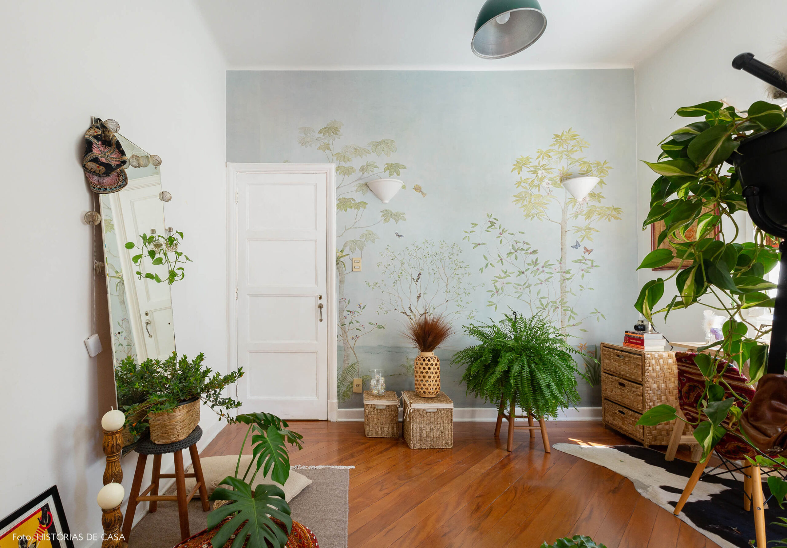 Quarto com papel de parede da branco. e estilo Chinoiserie