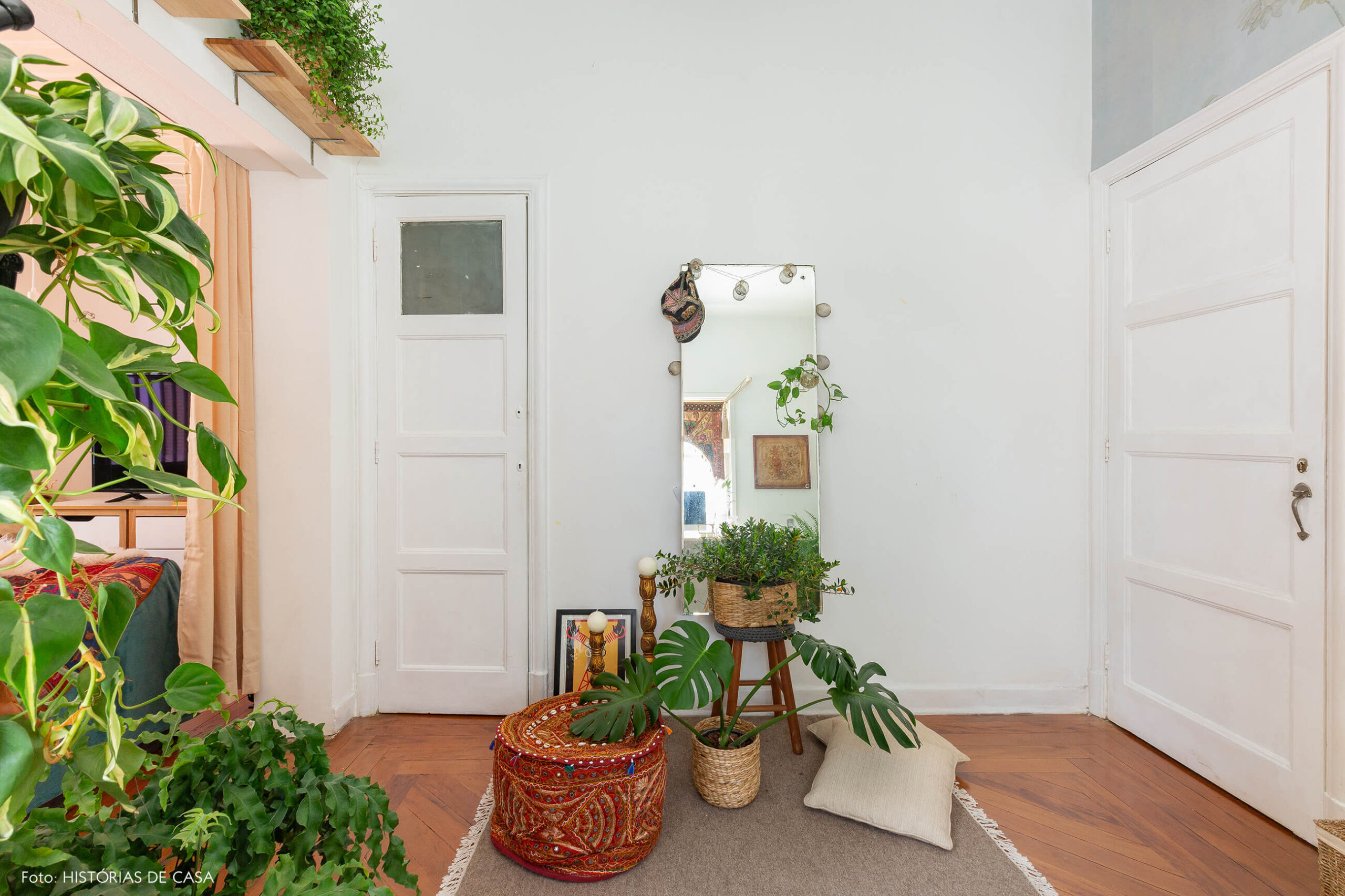 Quarto de casal com plantas e estilo étnico