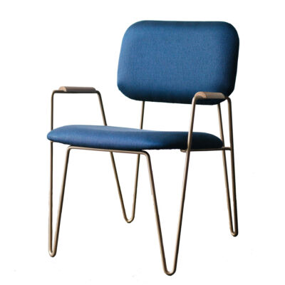 cadeira bruna com braços