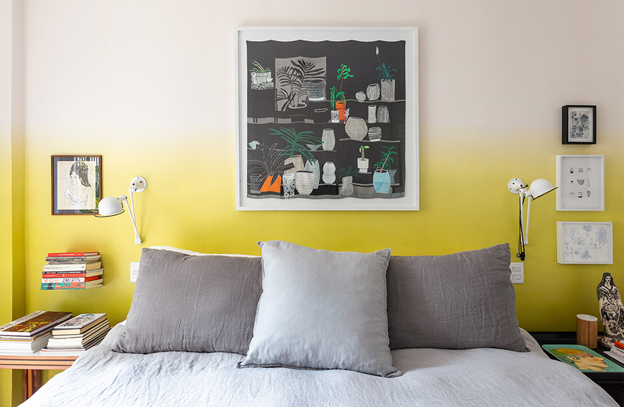 Quarto de casal com papel de parede degradê