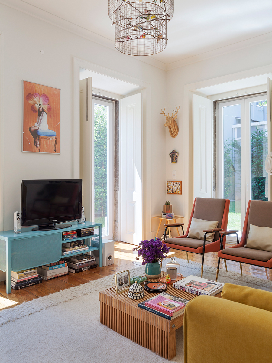 Sala colorida em apartamento em Portugal
