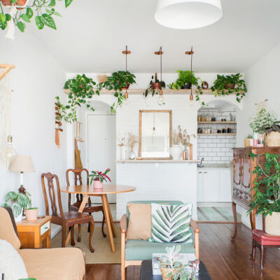 Apartamento pequeno com muitas plantas e decoração aconchegante