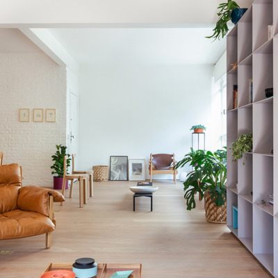 Sala integrada com piso de madeira claro