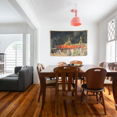 Sala de jantar com móveis de madeira