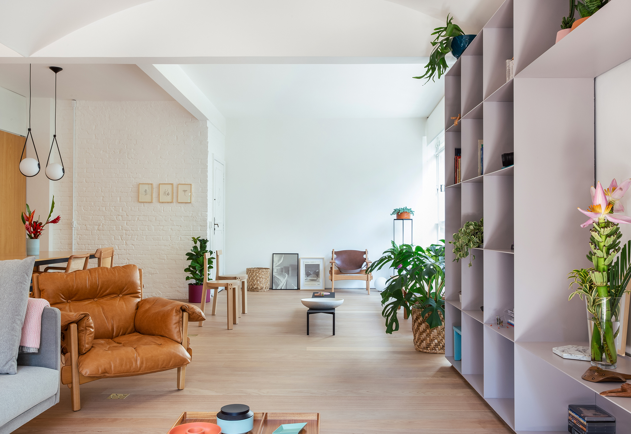 Sala integrada com piso de madeira claro