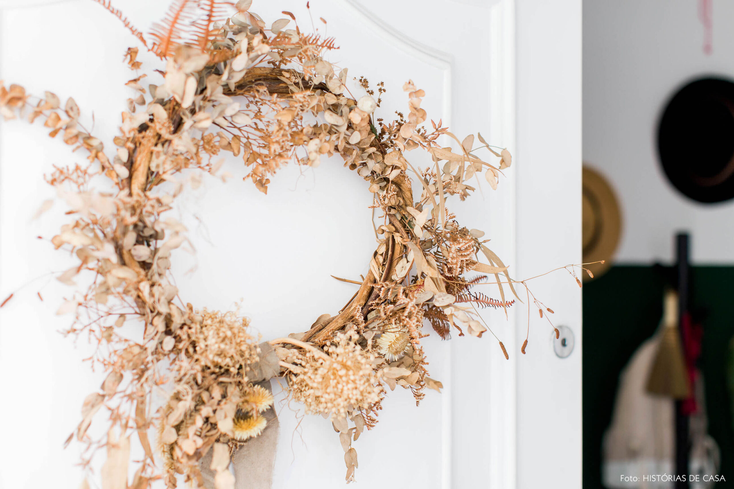 Porta de entrada com guirlanda de flores secas