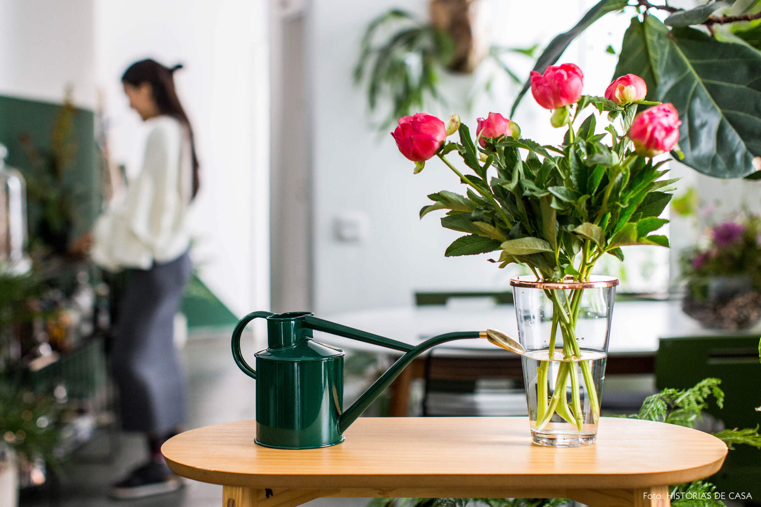 Banco de madeira e arranjo de begônias