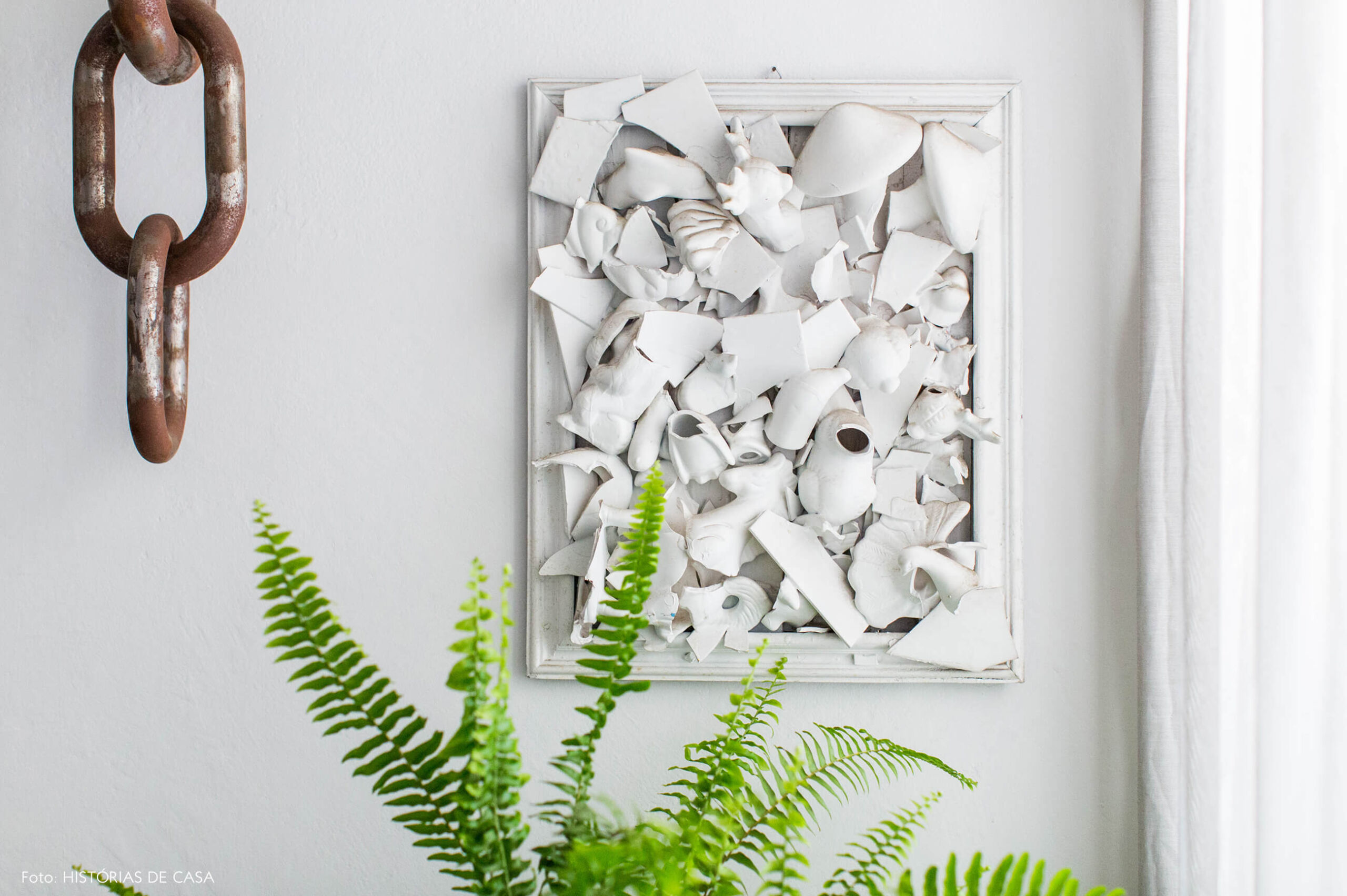 Obra de arte com peças brancas