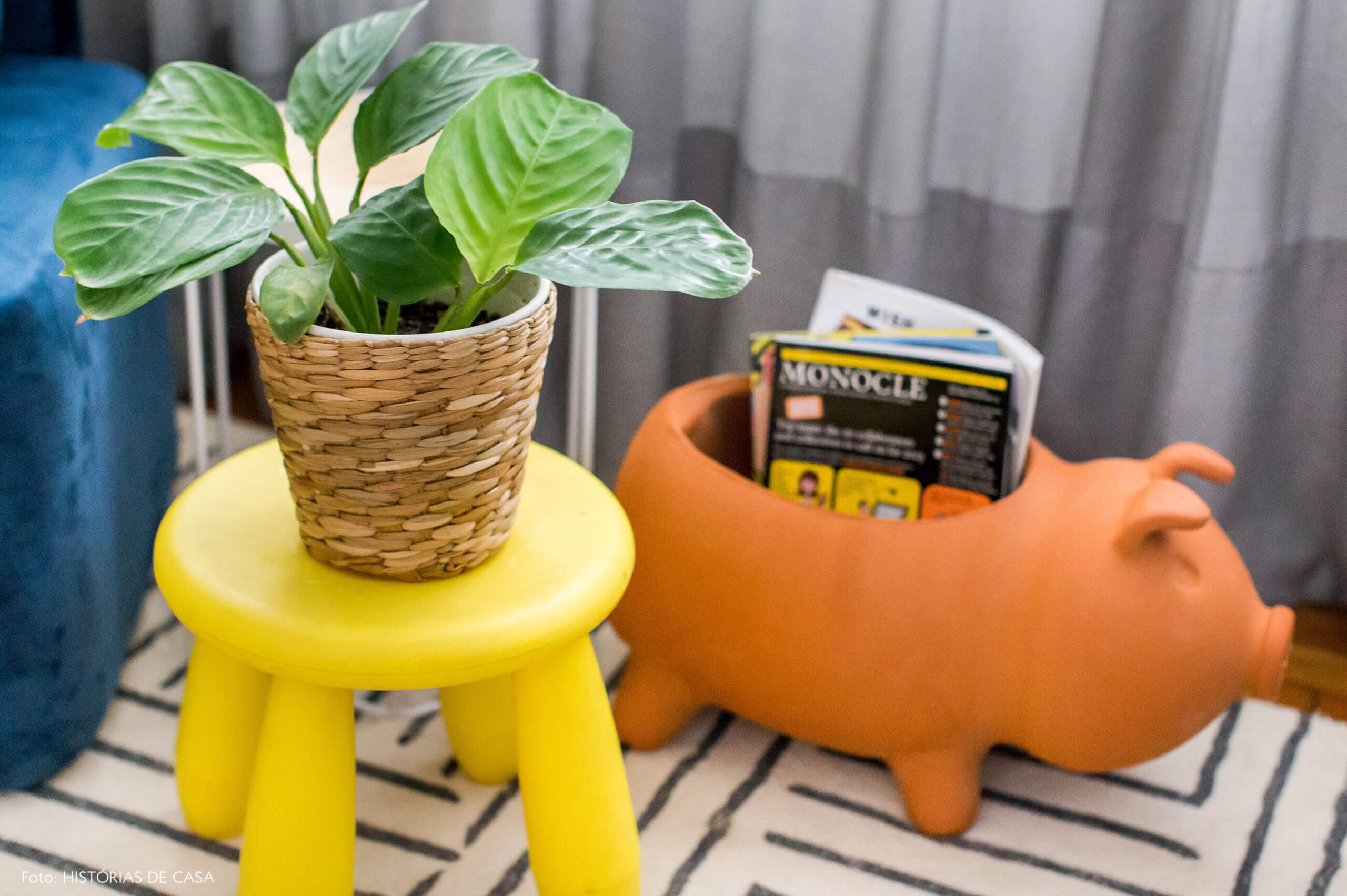 Banquinho amarelo e porco de barro