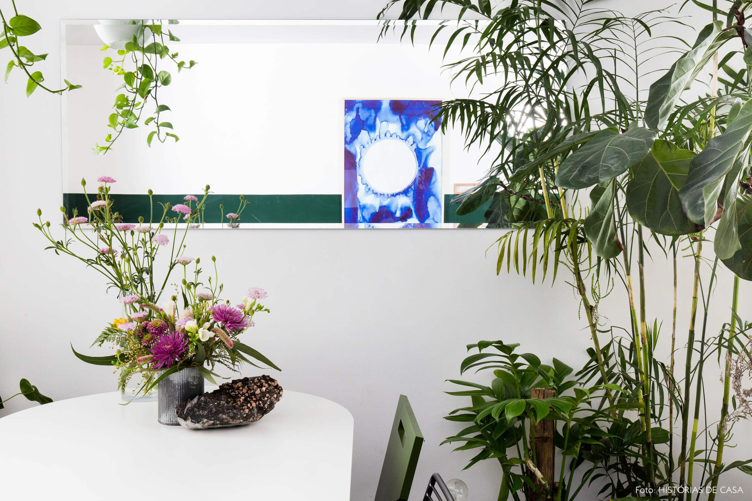 Sala de jantar com plantas e espelho