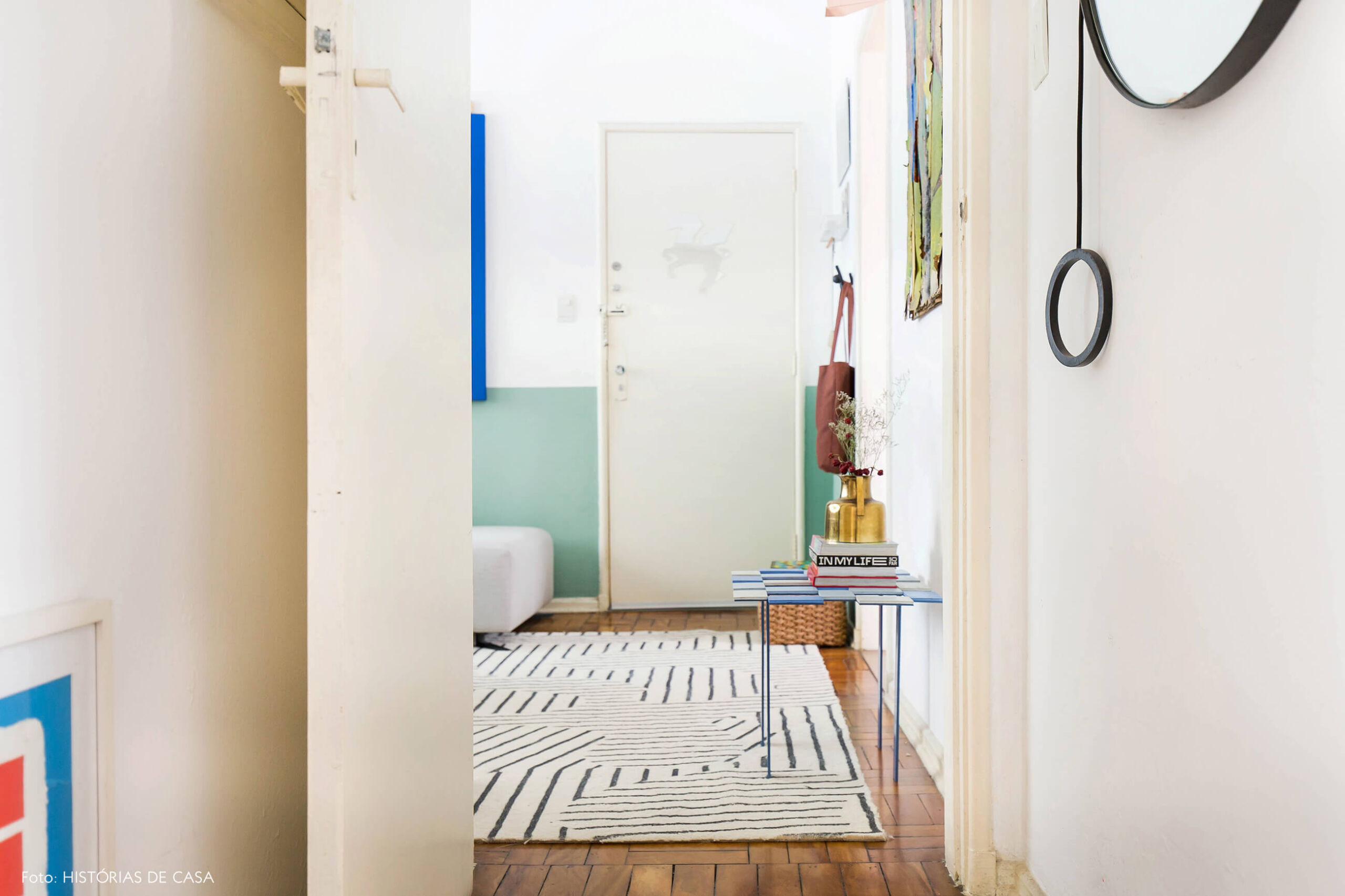 Corredor e tapete geométrico preto e branco