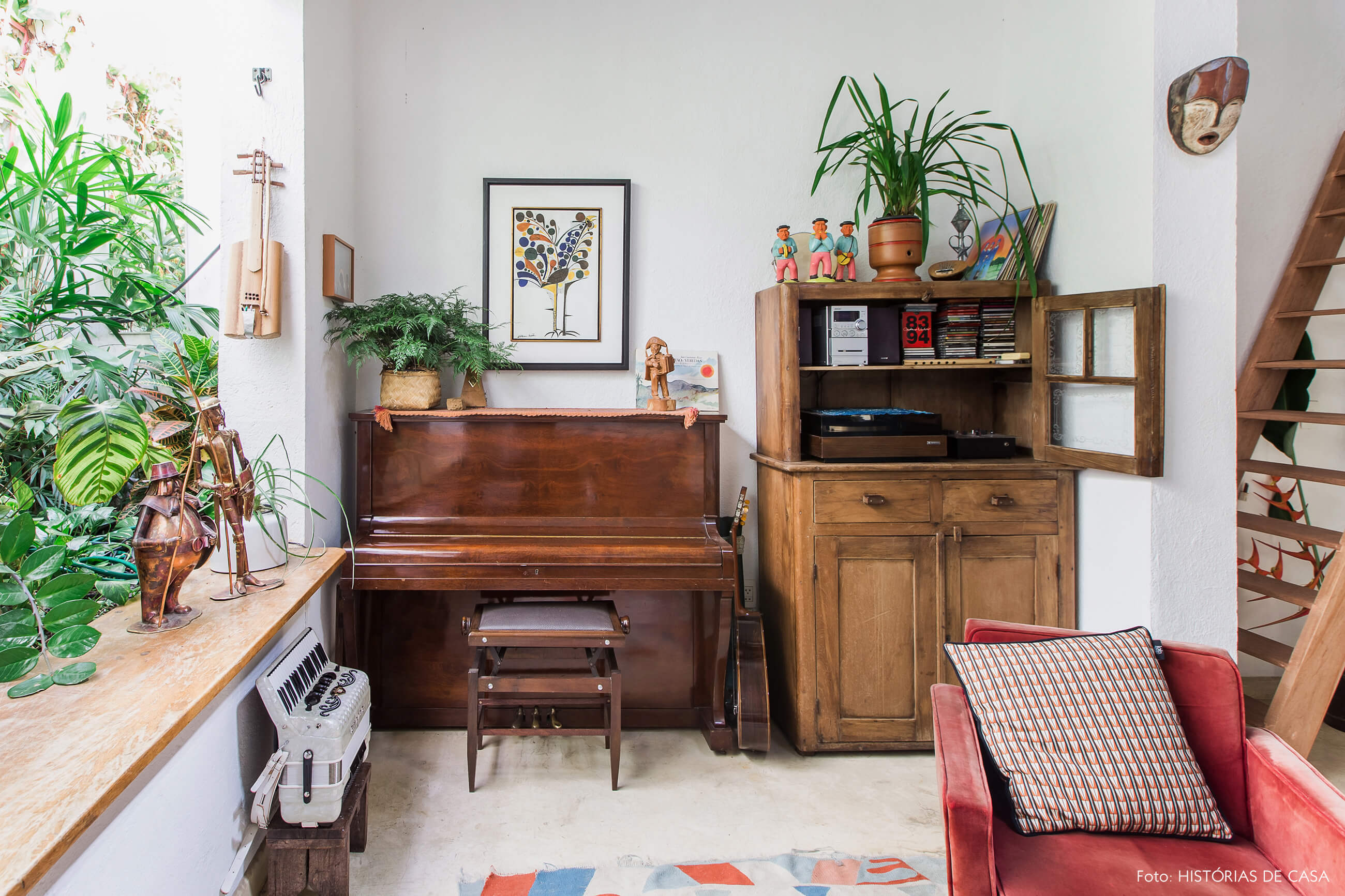 Casa com mezanino, piano e móveis de madeira
