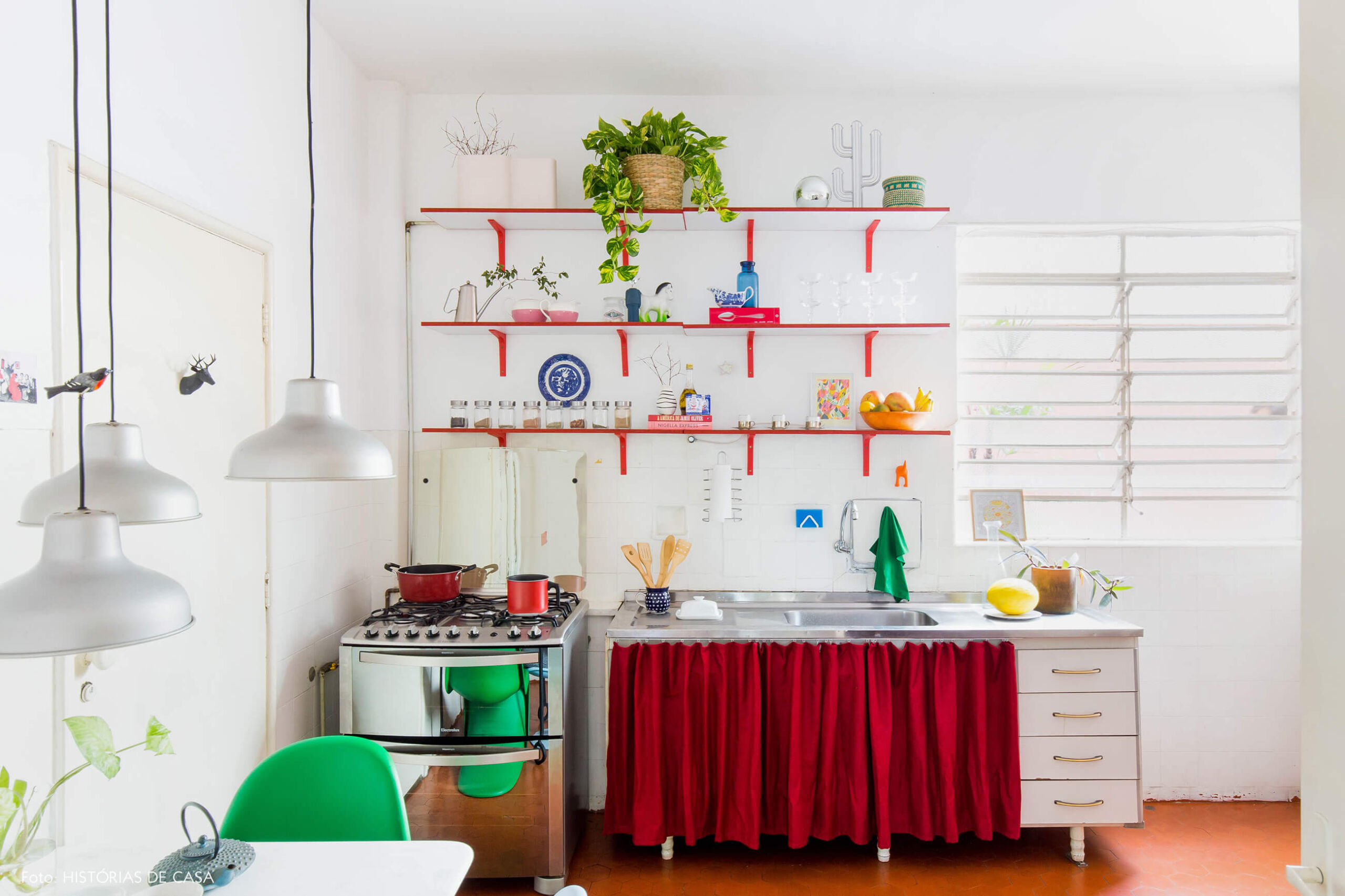 Cozinha com armário de cortininha